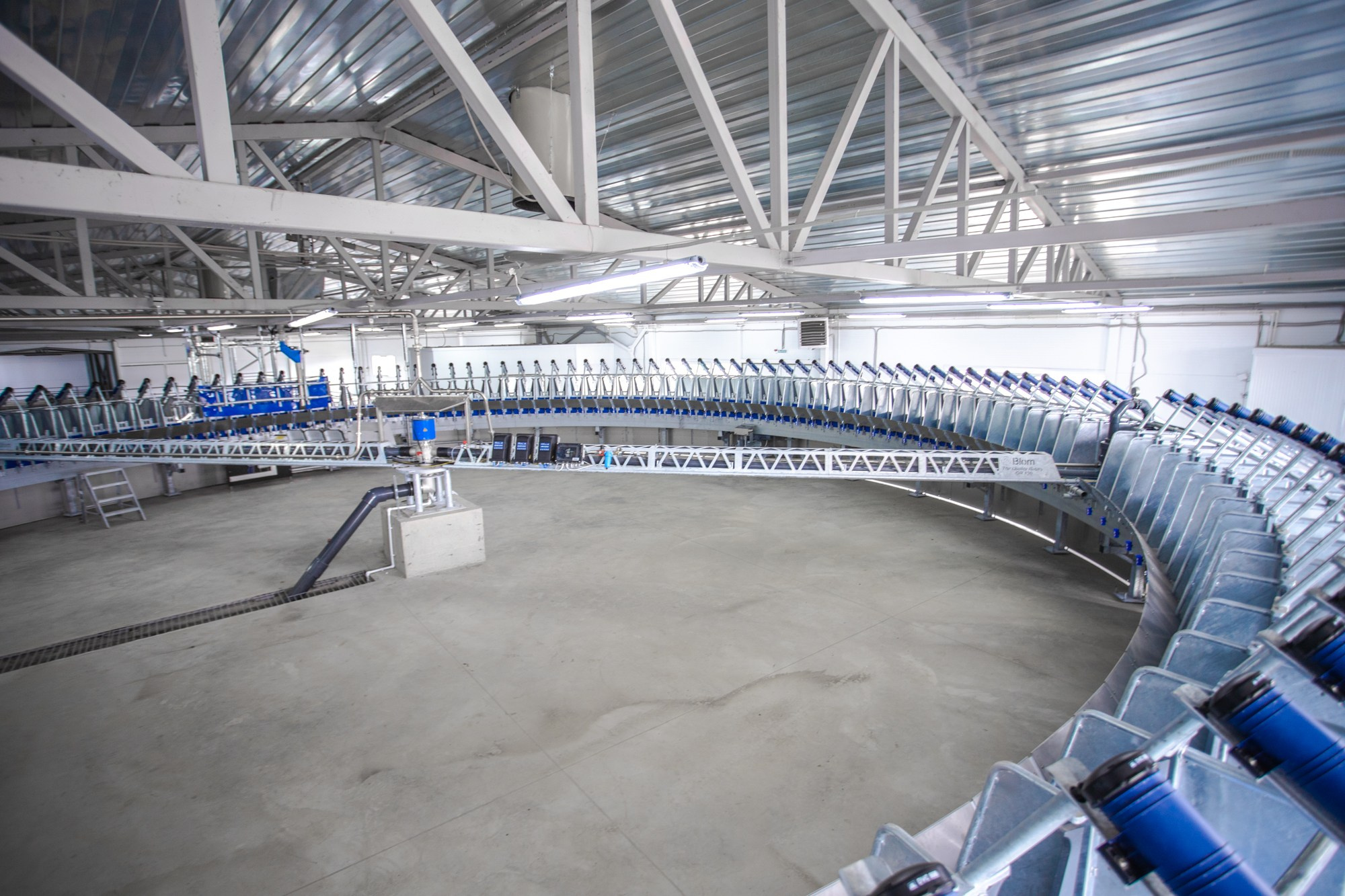 Открытие карусели для дойки скота. Репортажный, промышленный и маркетплейс-фотограф Дмитрий Чернат