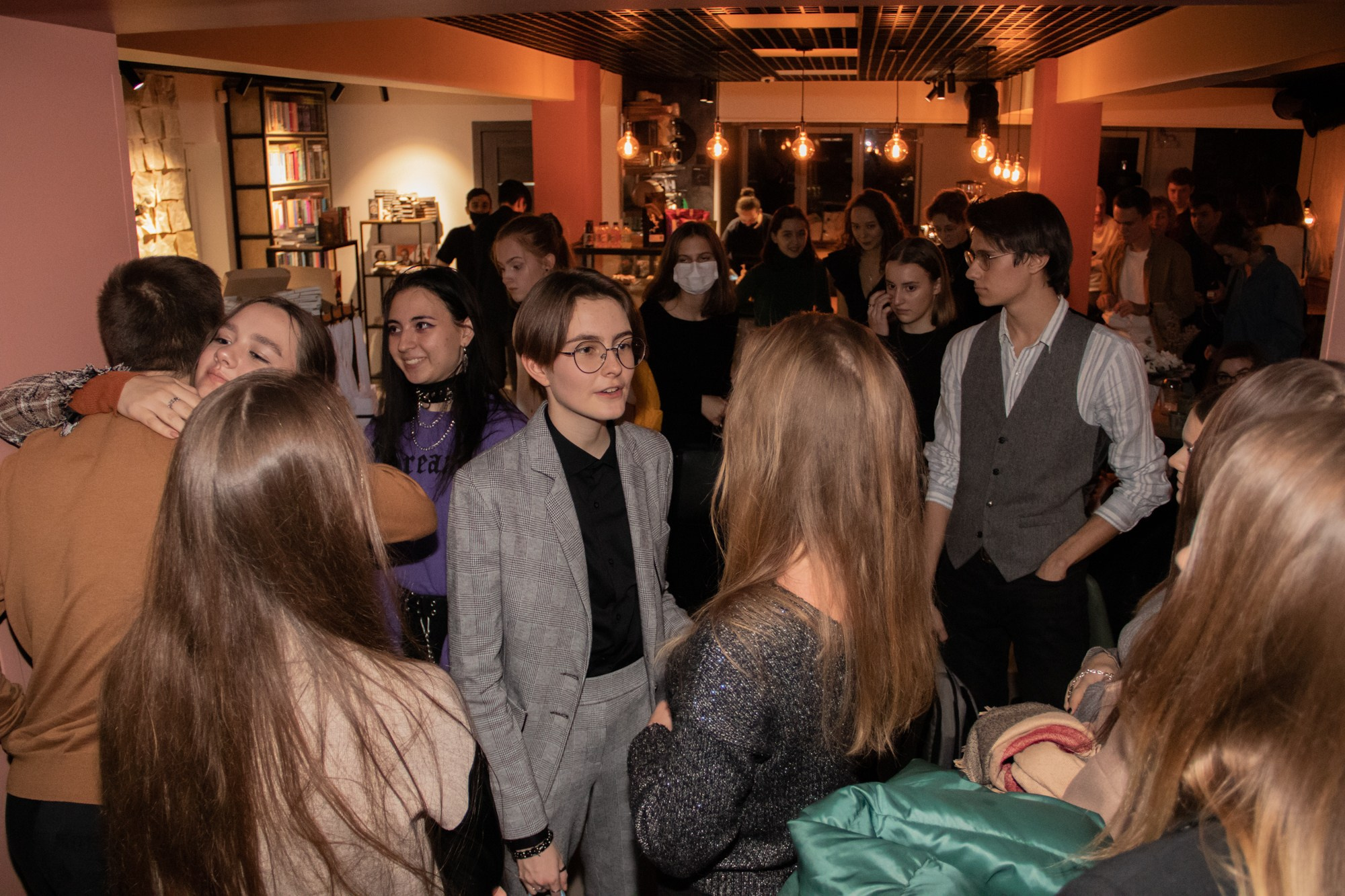 Презентация книги в кофейне «Издательство кофе». Репортажный, промышленный и маркетплейс-фотограф Дмитрий Чернат