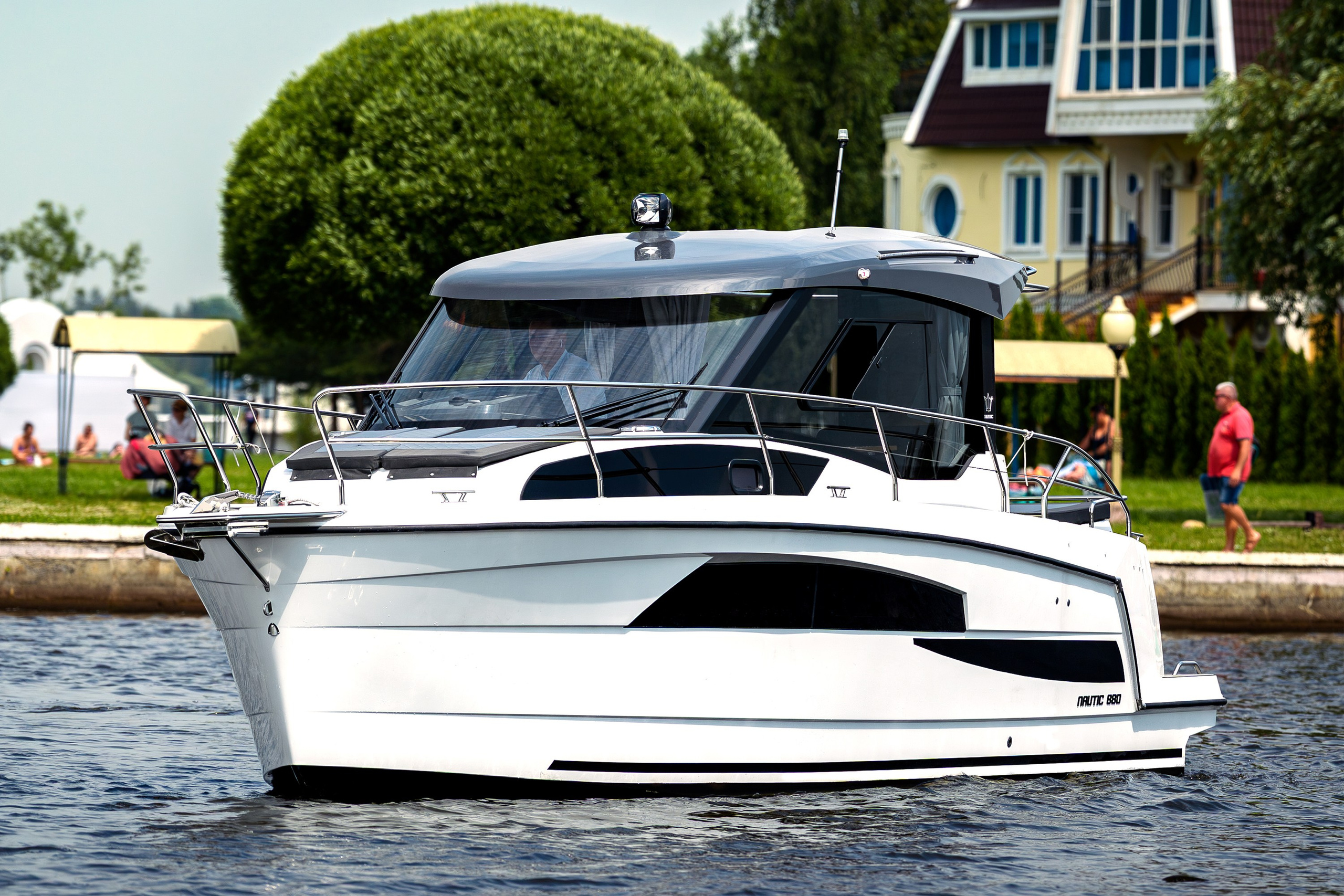 Боковой ракурс катера Nautic 880 на воде, фотосъёмка экстерьера и рубки