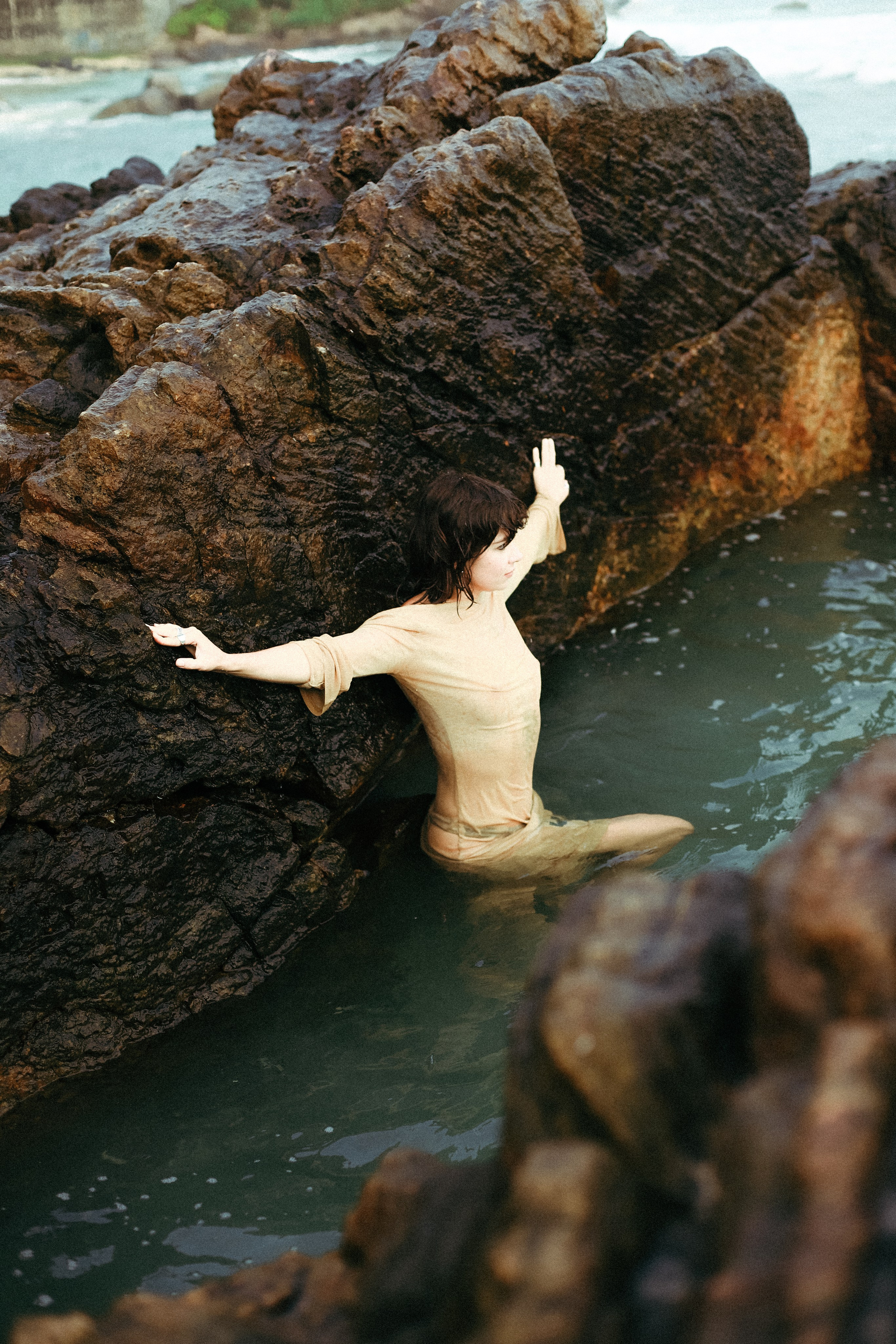 Эстетичные кадры на закате: девушка в прозрачном платье на камнях у отеля Naomi Beach | Нюд-фото. Фотограф на Шри-Ланке