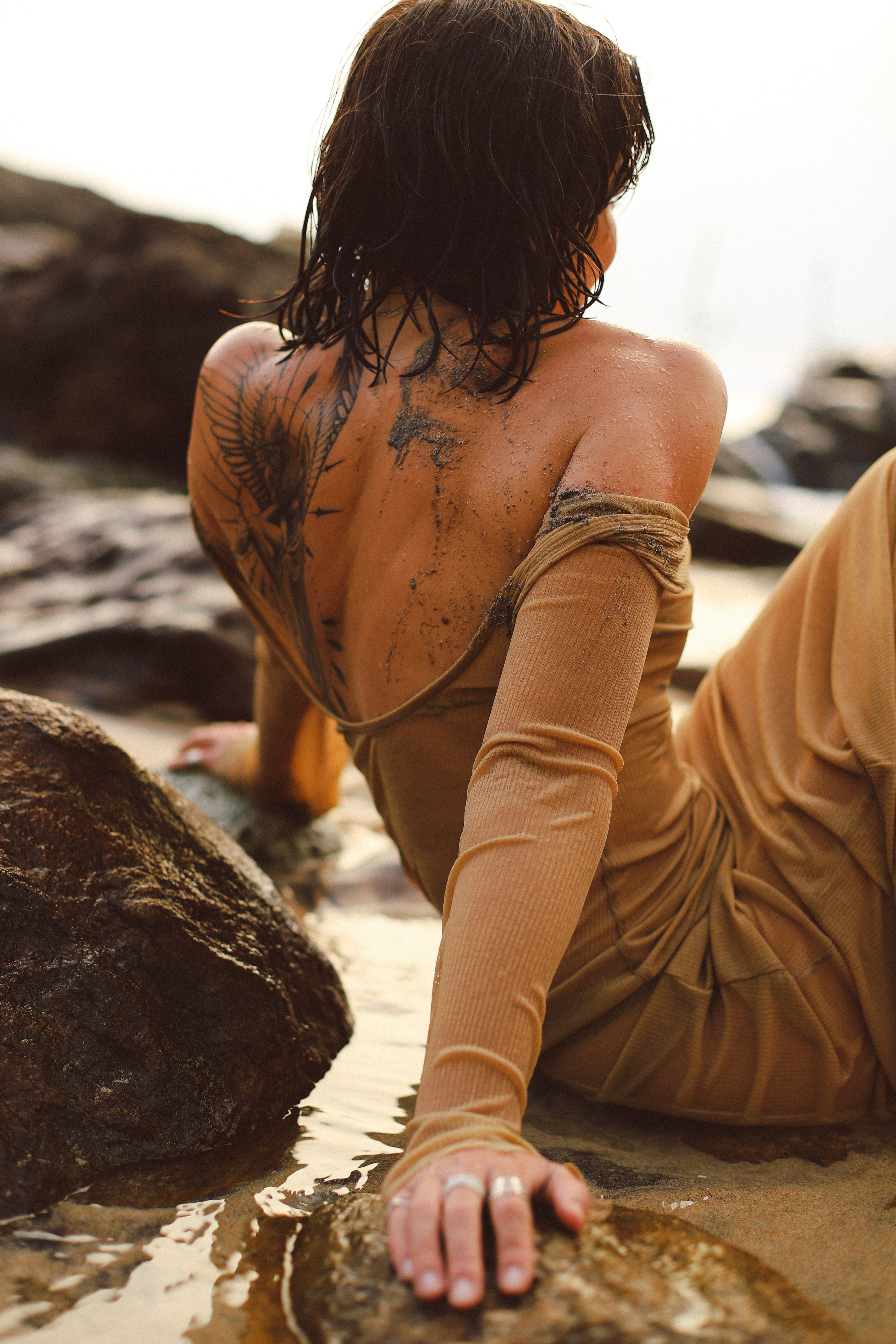 Эстетичные кадры на закате: девушка в прозрачном платье на камнях у отеля Naomi Beach | Нюд-фото. Фотограф на Шри-Ланке