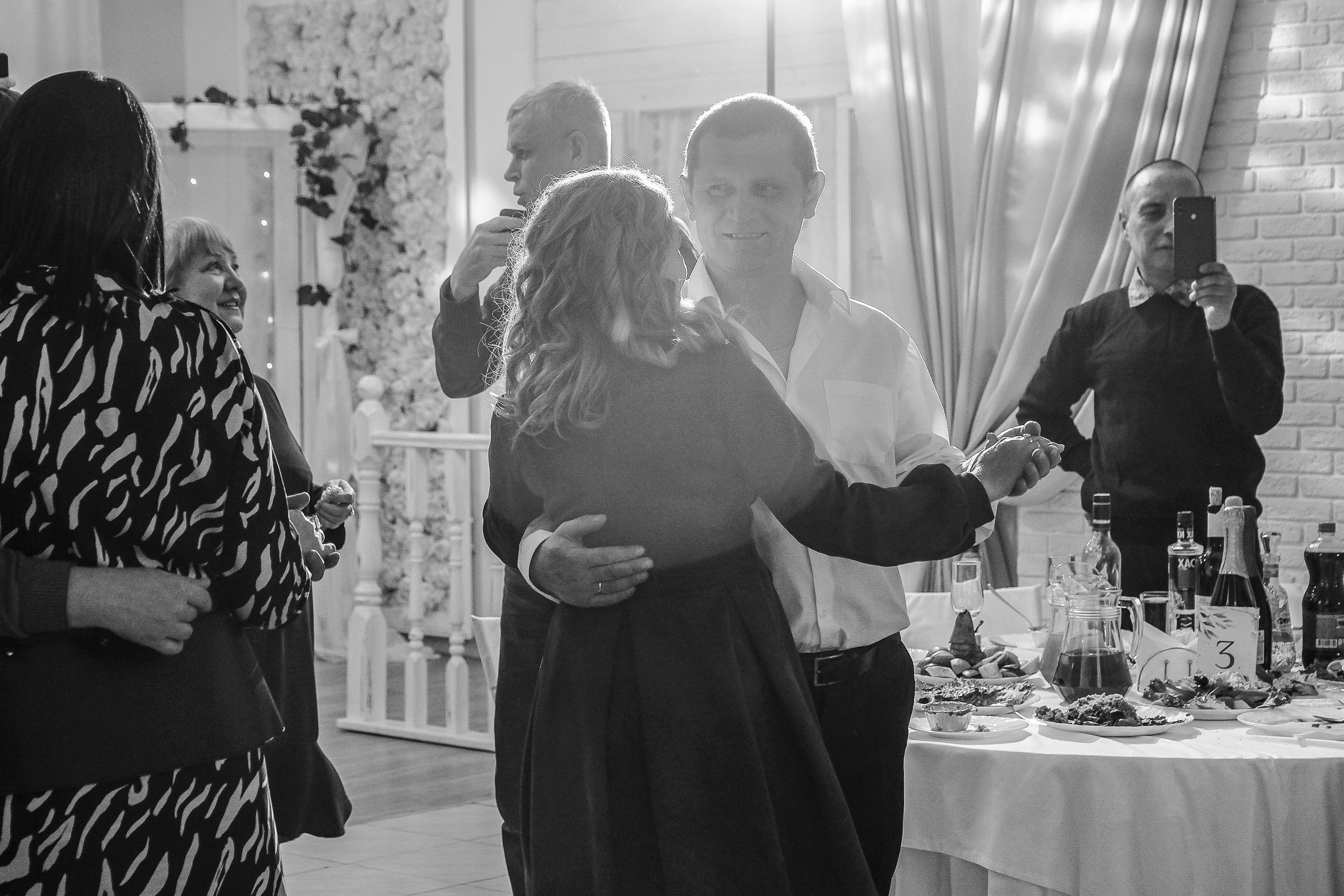 танцующие гости танцы на свадьбе 