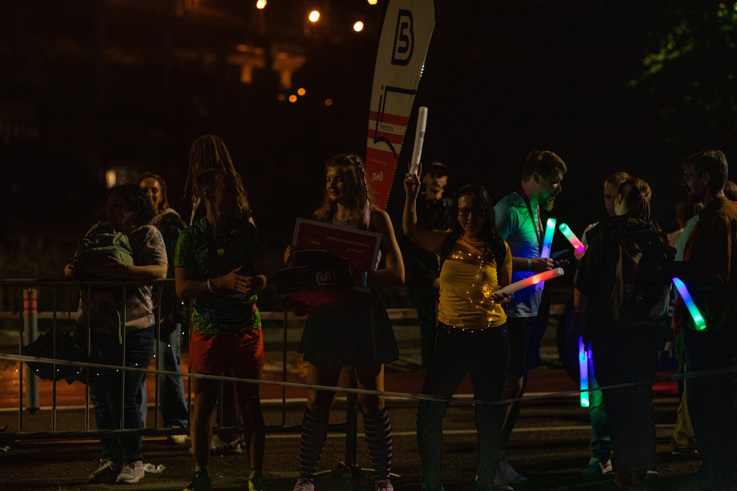 Ночной забег в ленте фотографий бегунов 03.08.24. Фотограф Сергей Ловкий