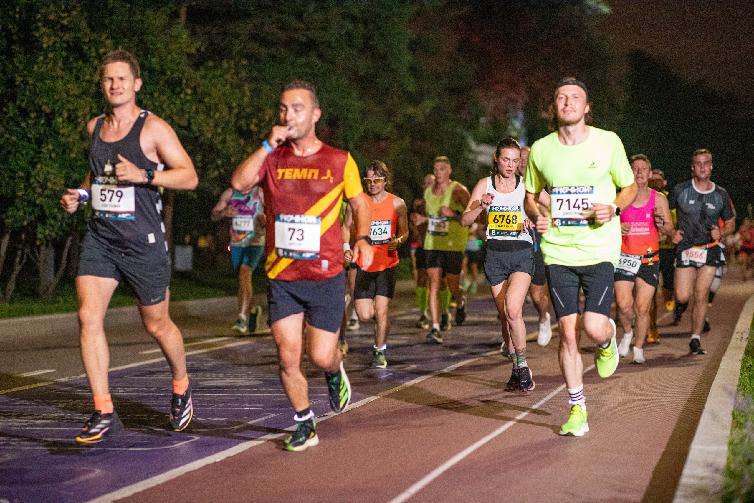 Ночной забег в ленте фотографий бегунов 03.08.24. Фотограф Сергей Ловкий