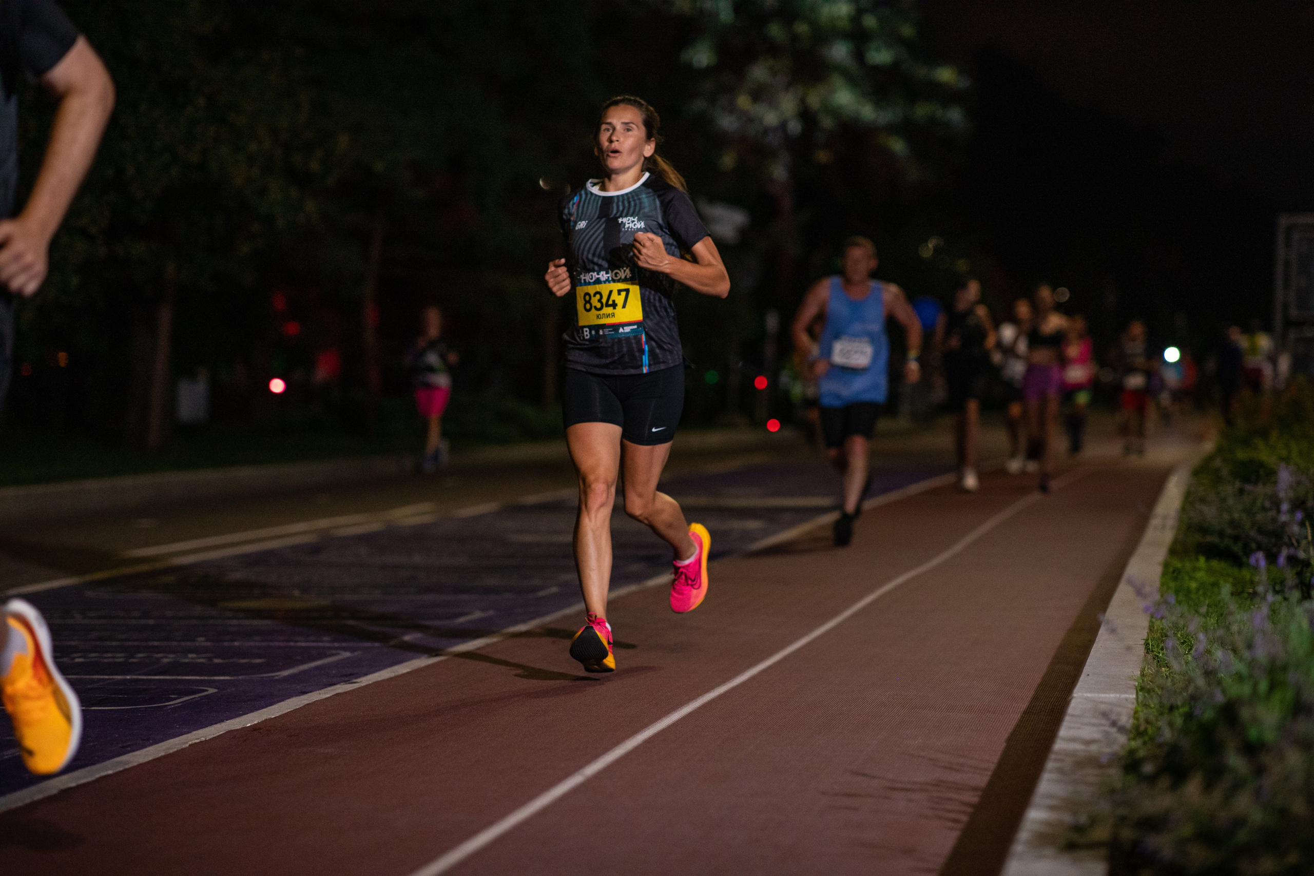 Ночной забег в ленте фотографий бегунов 03.08.24. Фотограф Сергей Ловкий