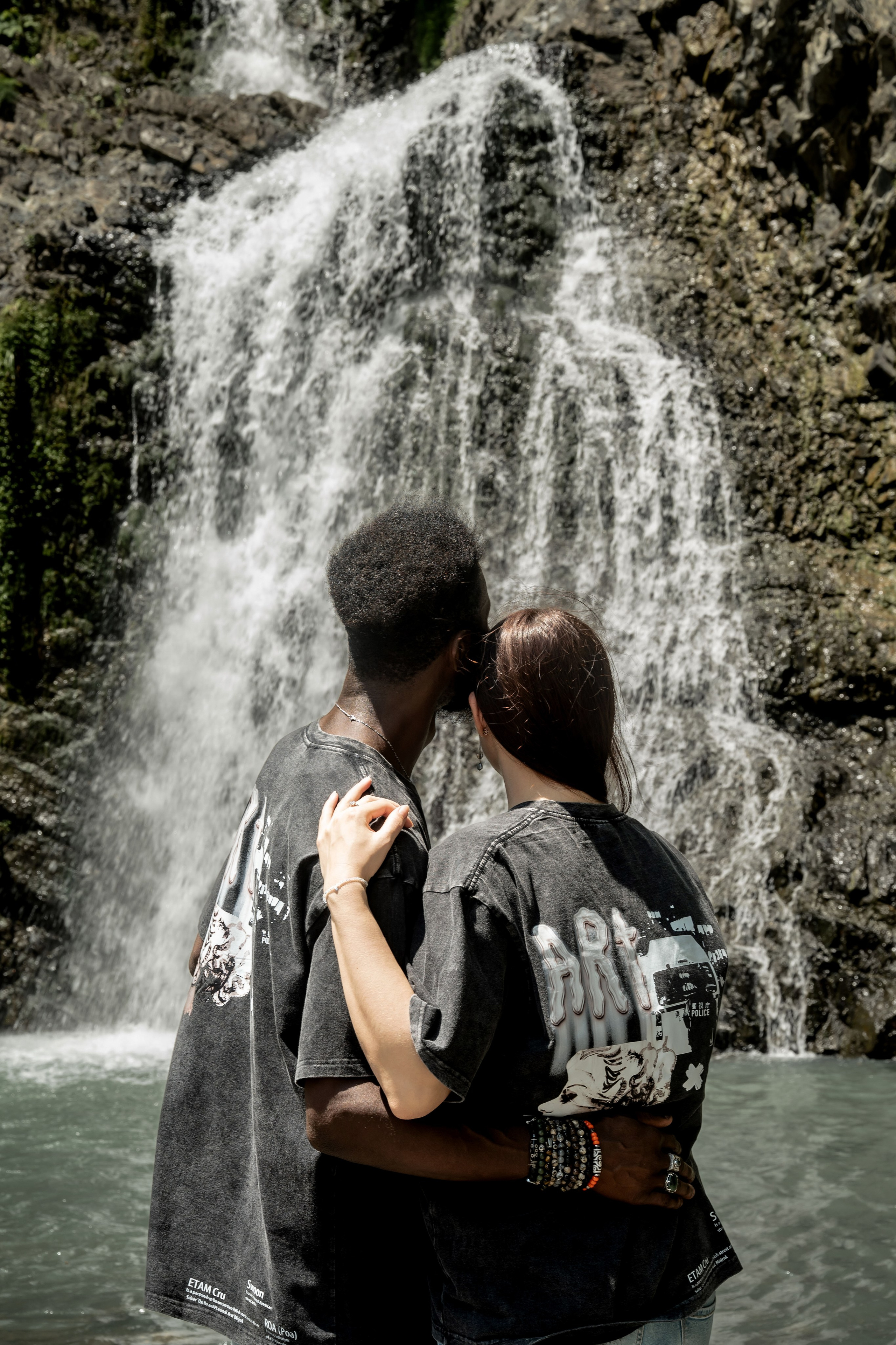 Тьерри и Светлана у реки. Наталья Слесаренко фотограф в Сочи