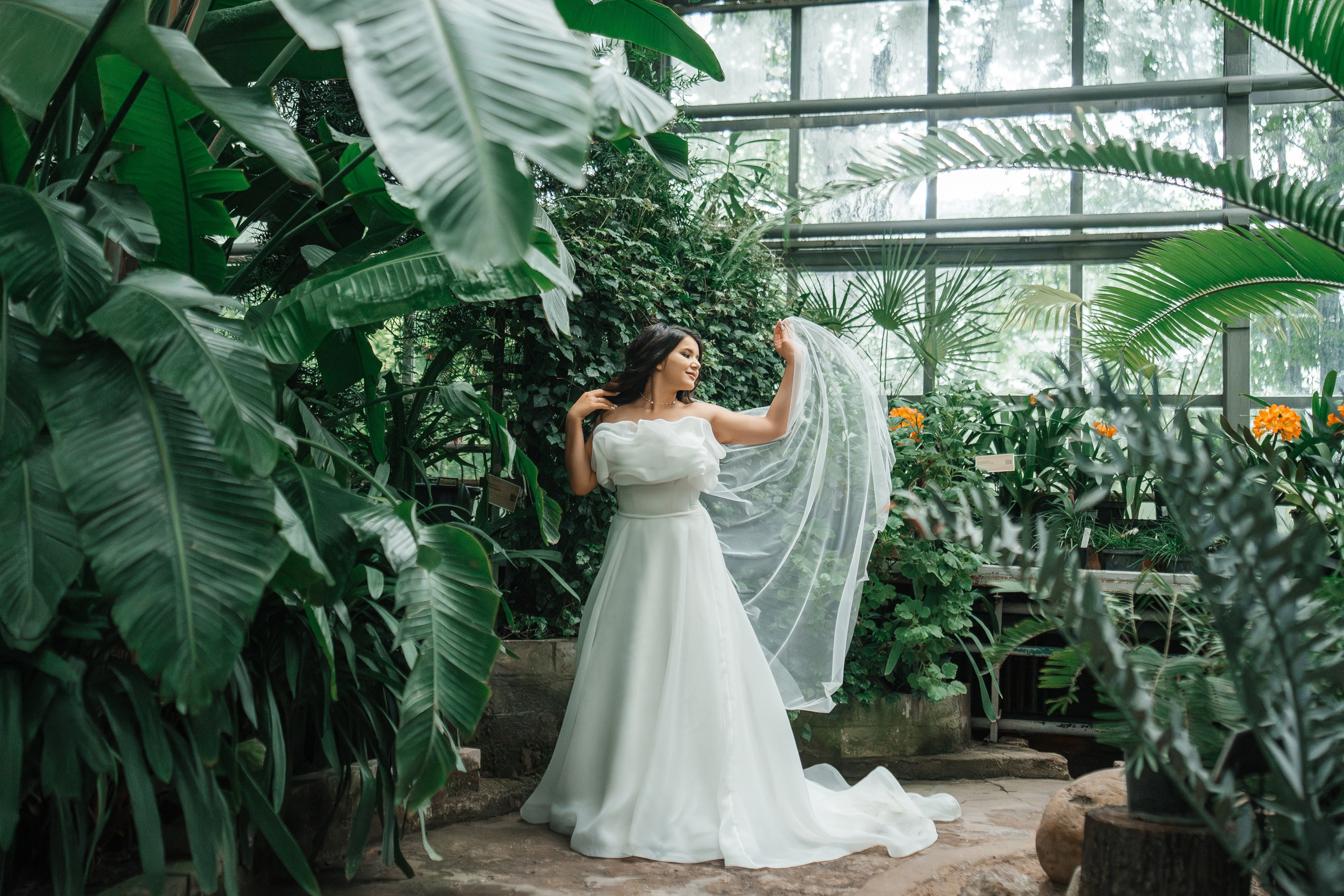 Свадебная фотосессия в оранжерее Ботанического сада им. Цицина. Свадебный и репортажный фотограф-видеограф Москва и Московская область