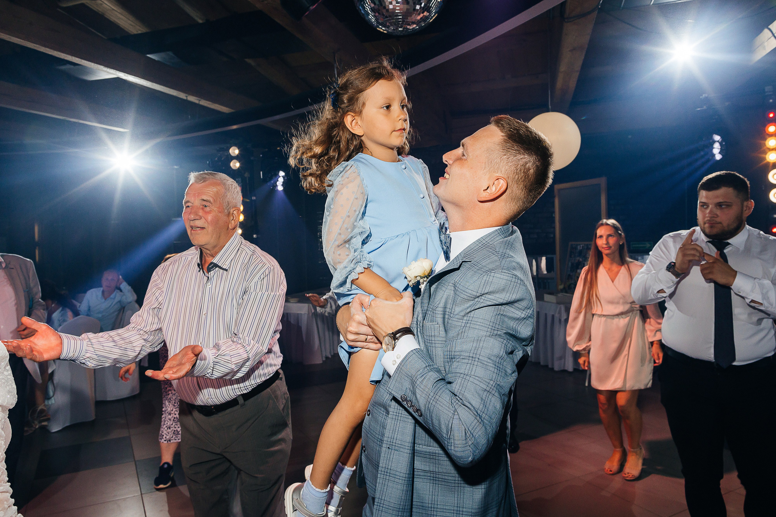 Трогательная выездная церемония в уютном дворике отеля. Олег Сверчков | Свадебный фотограф Вологда