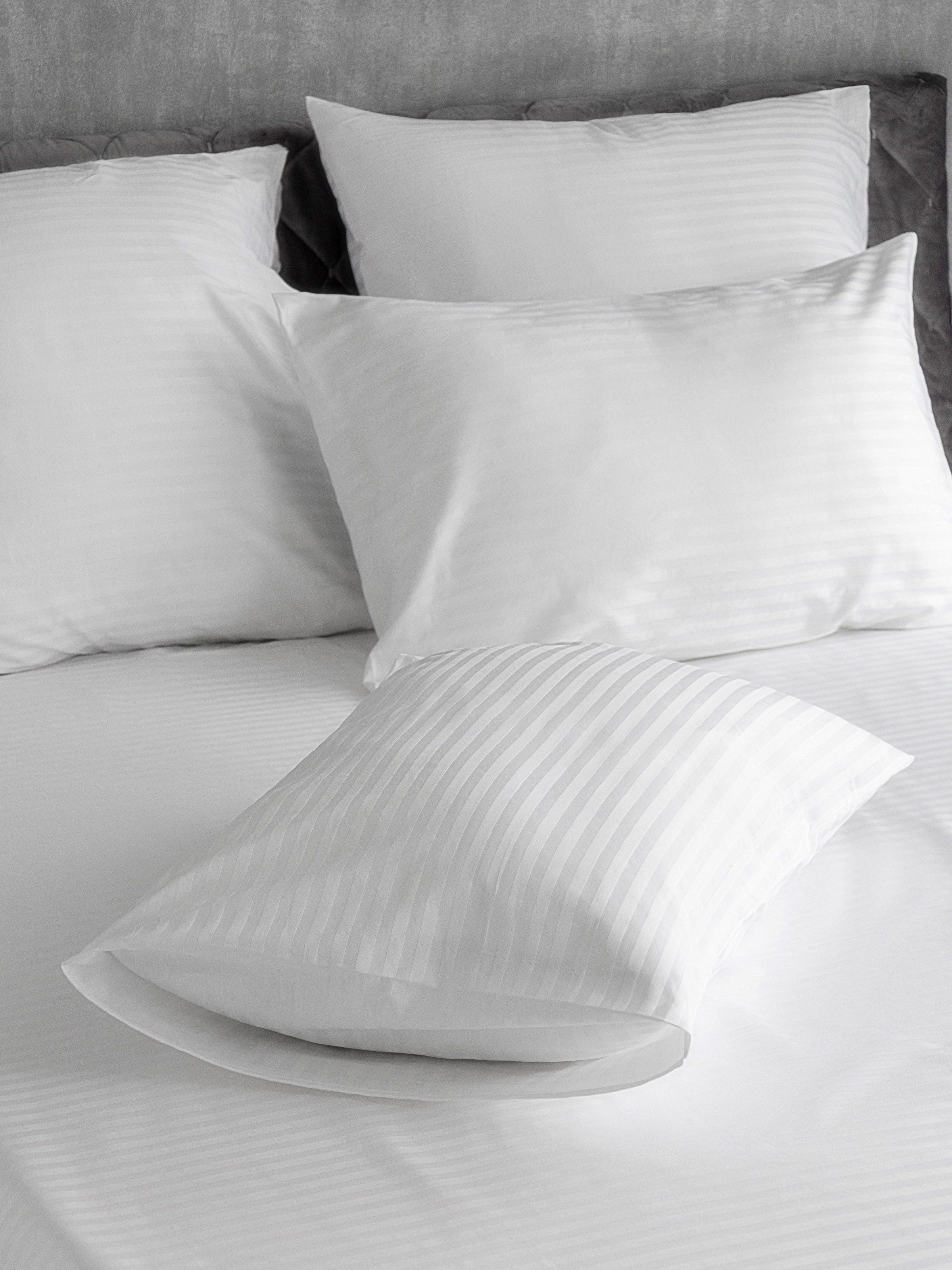 Композиция из полосатых подушек на кровати | Интерьерная съемка для бренда