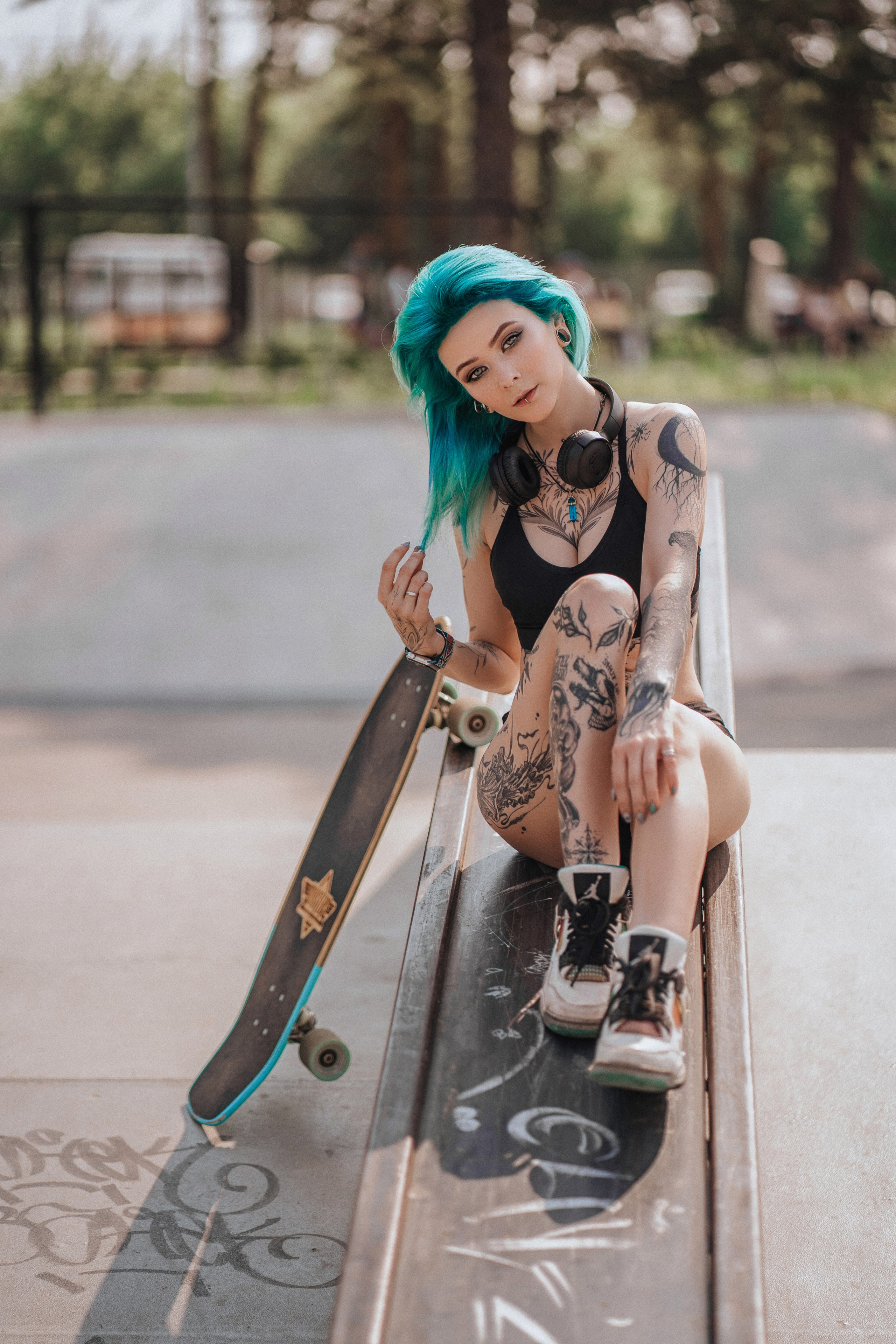 Синеволосая девушка со скейтом, фотосессия в скейт-парке, Каменск-Уральский