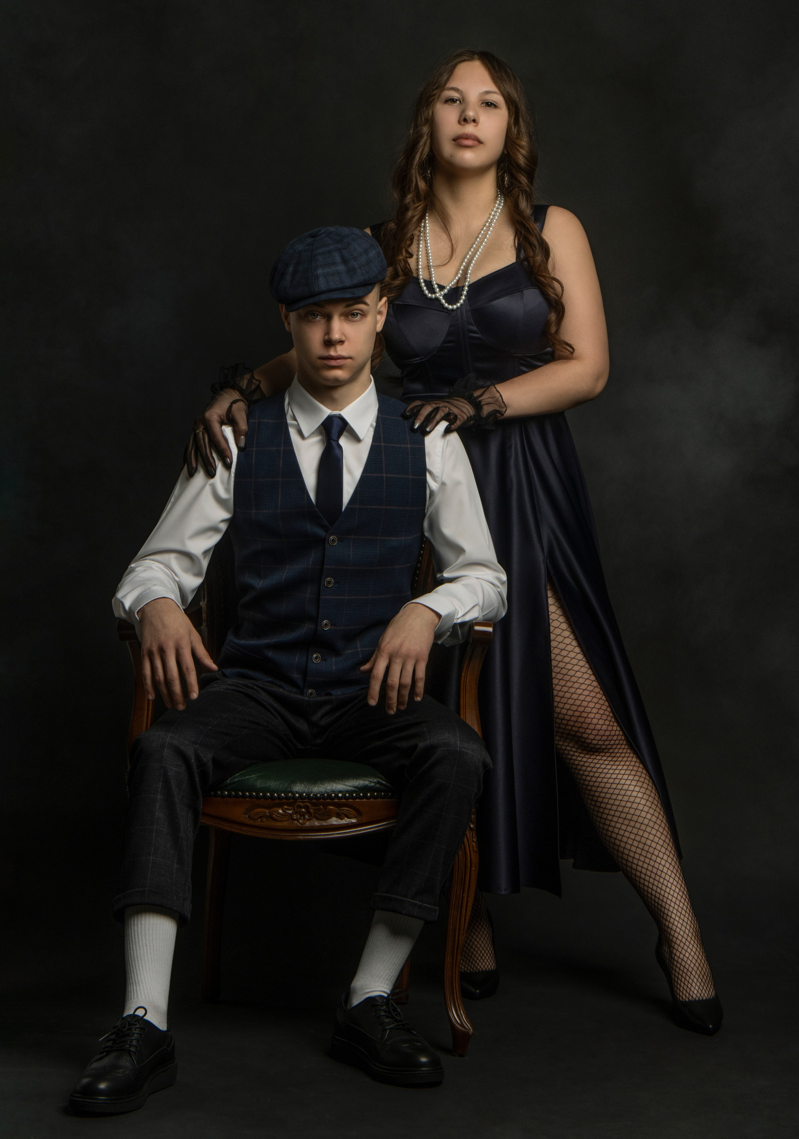 Любовная история в ретро стиле для Егора и Полины в Краснодаре, сдержанно и стильно, чувственно и страстно. История о близости и нежности в темной стилистике от фотографа Александра Замятина