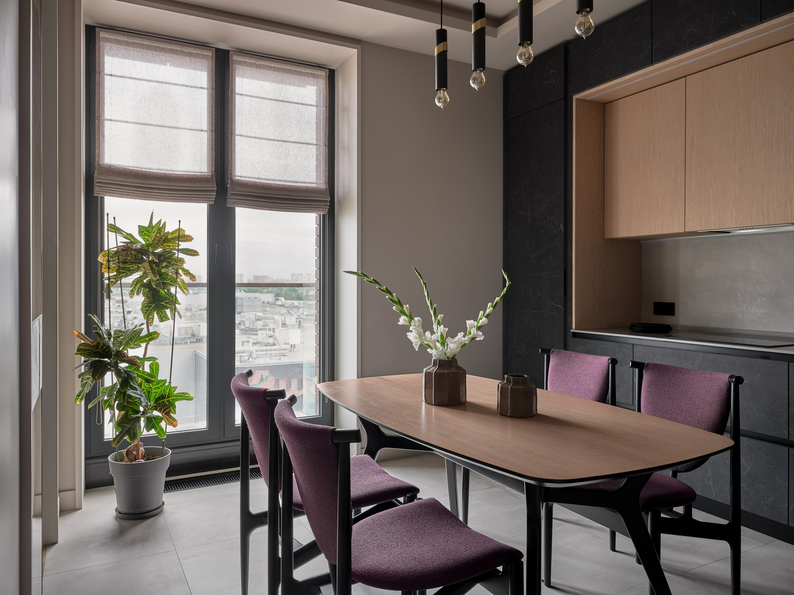 Светлое дерево и фиолетовые акценты. Фотограф Наталья Вершинина