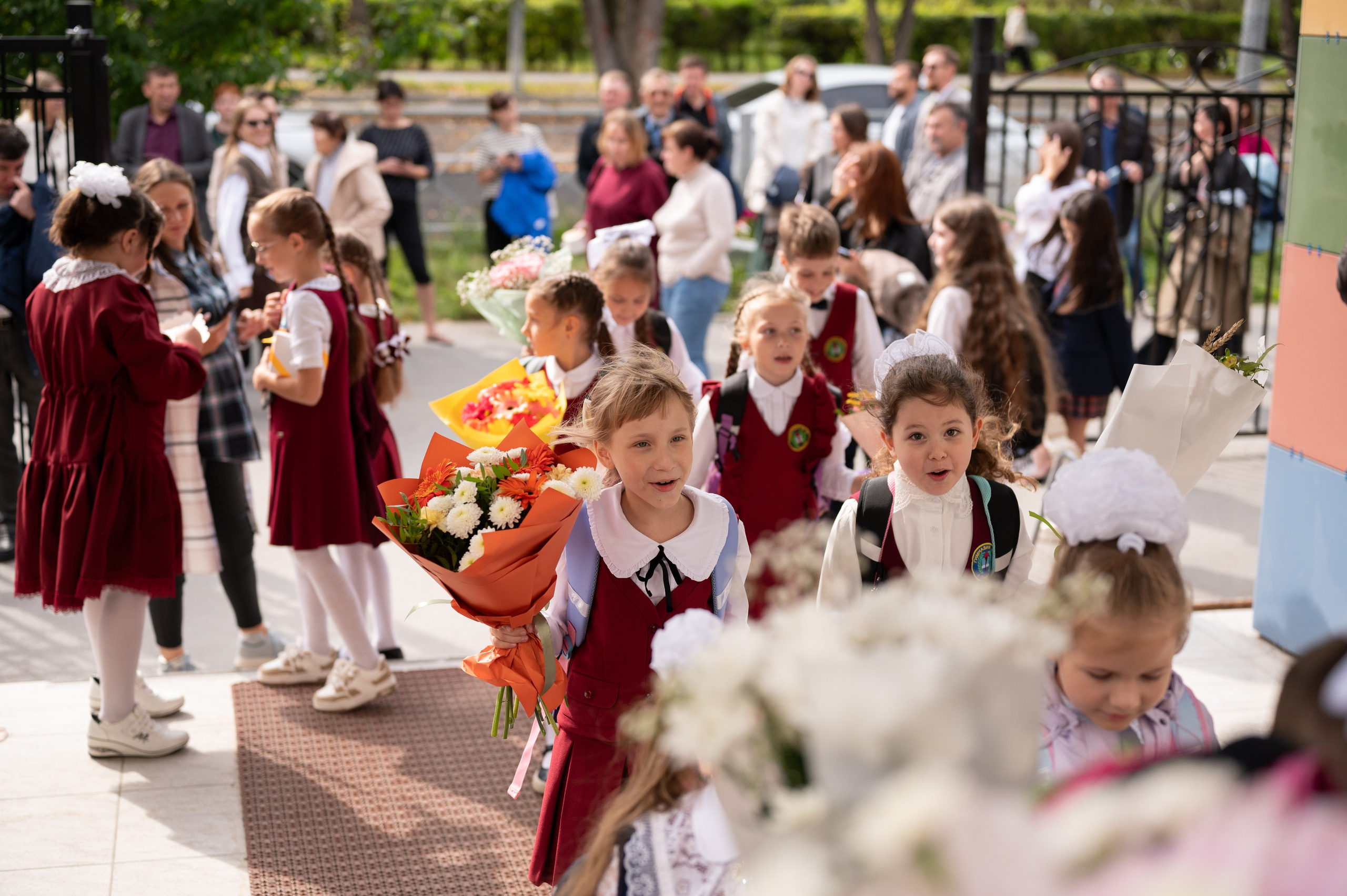 1 сентября 16 гимназия 2 класс (линейка + в классе+ на улице). Фотограф новорожденных, семейный детский в Тюмени Татьяна Морозова