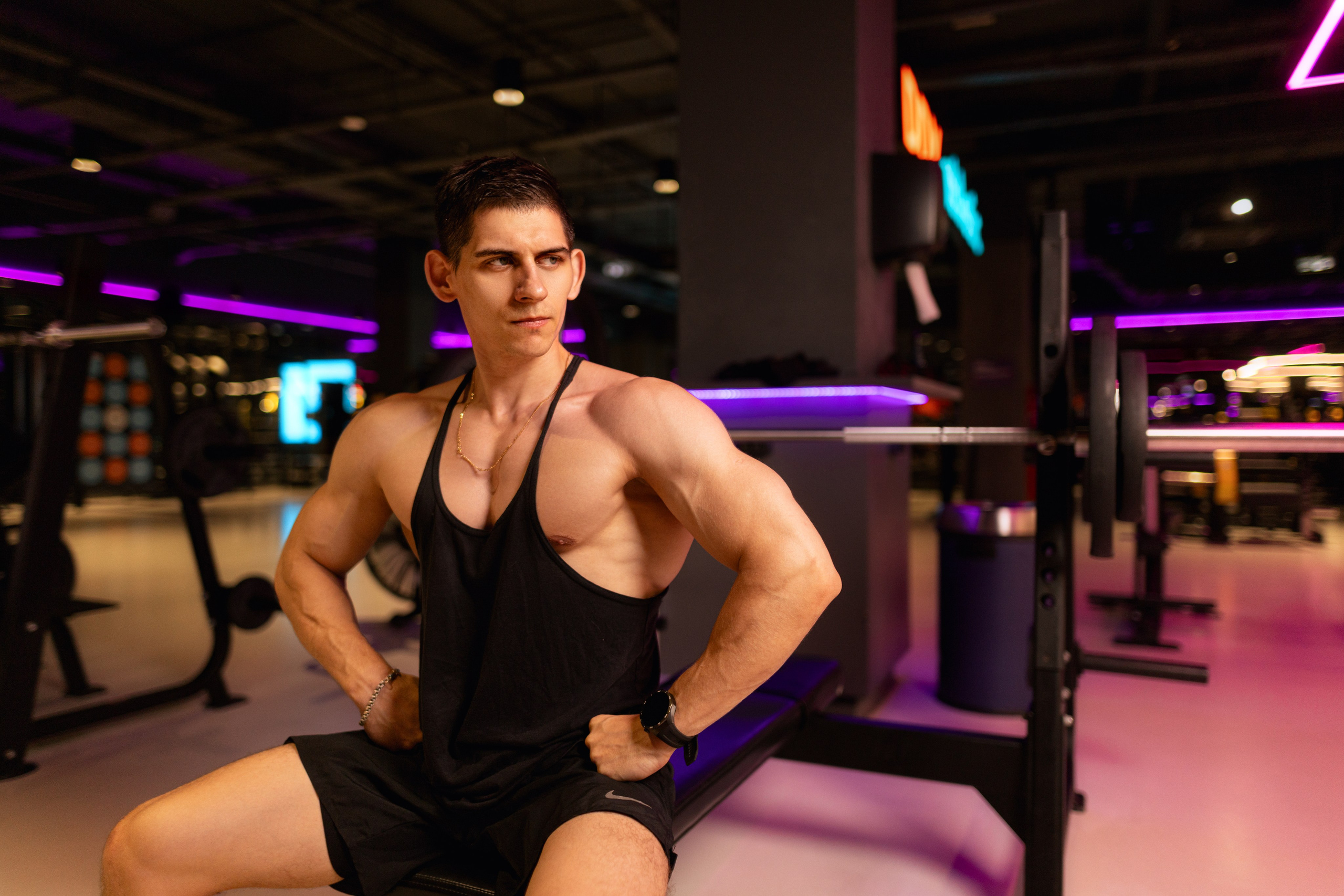 Фотосет в Владом в тренажерном зале для контента. Дмитрий Шульгин, портретный фотограф в Воронеже