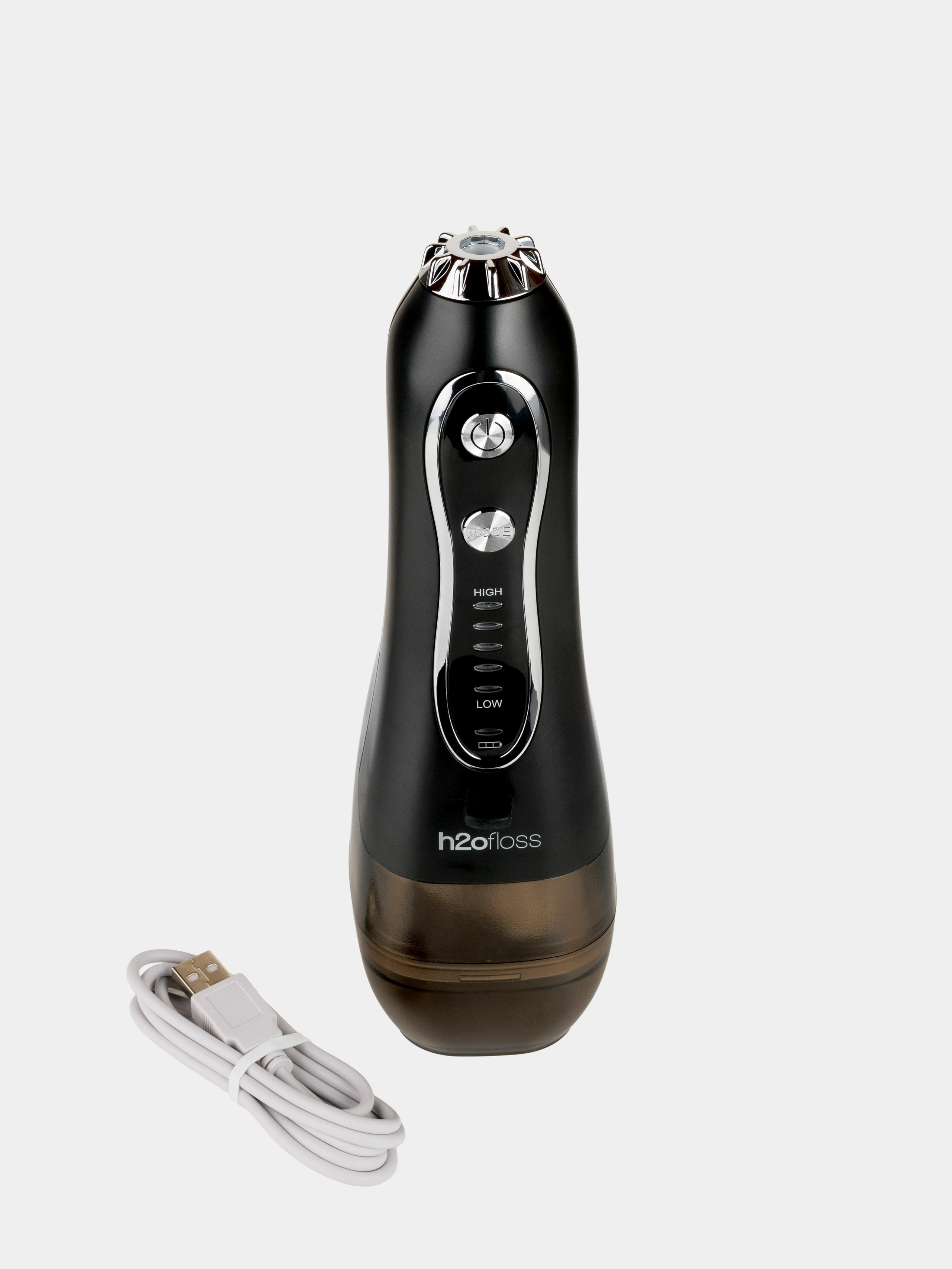 ирригатор портативный и кабель зарядки на белом фоне.