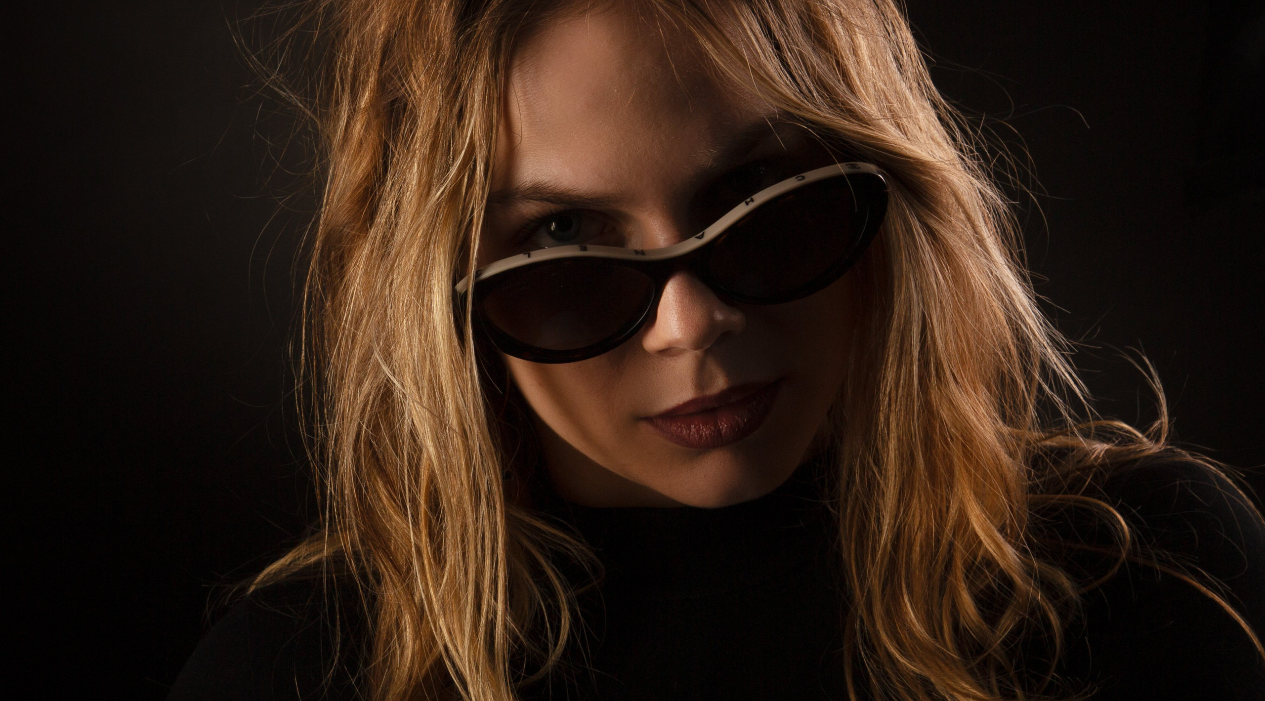 Фотосессия с жестким темным светом