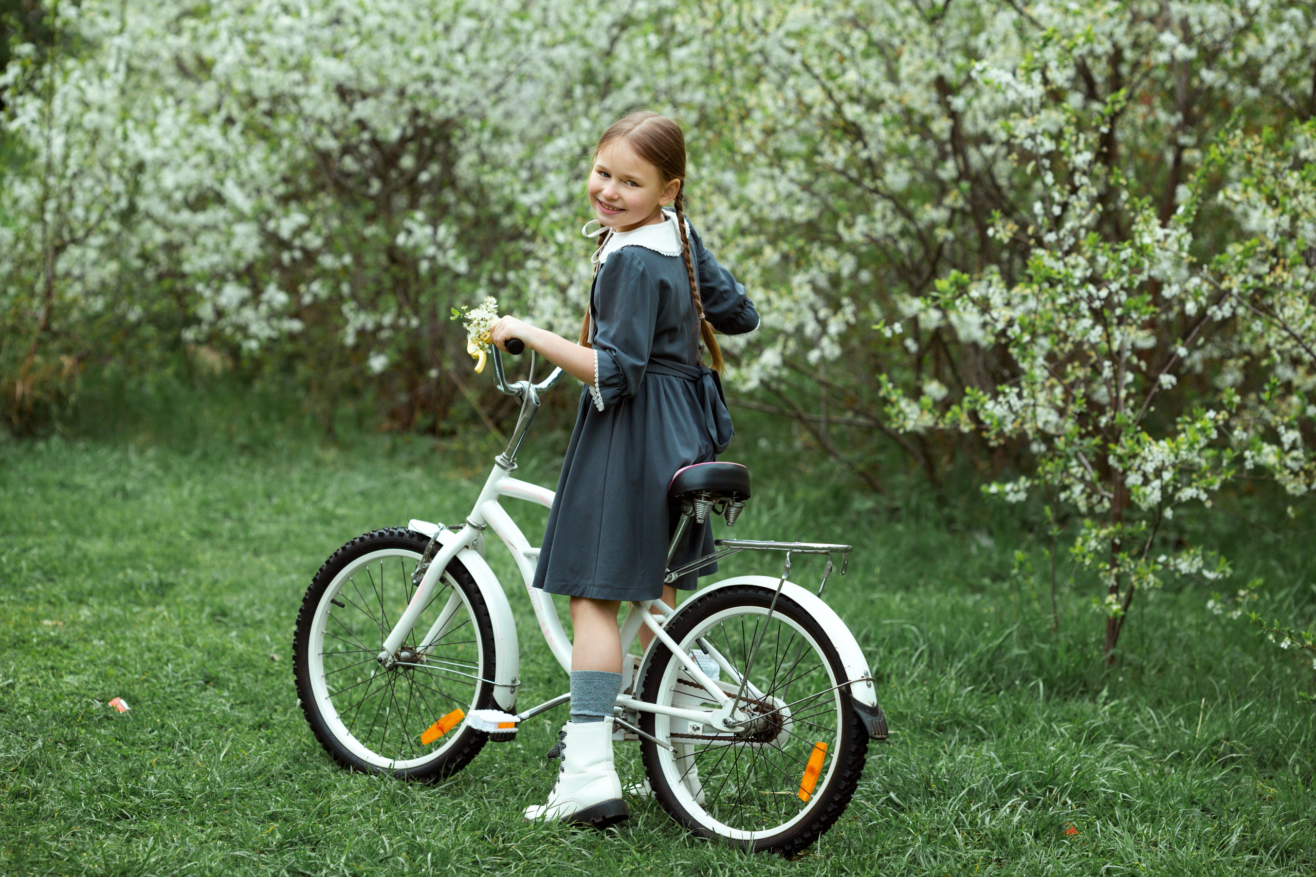 Анюта. Цветение вишни. Фотограф Антонина Свешникова. ВЫПУСКНЫЕ ФОТОКНИГИ для детских садов и школ. Москва, Владимир