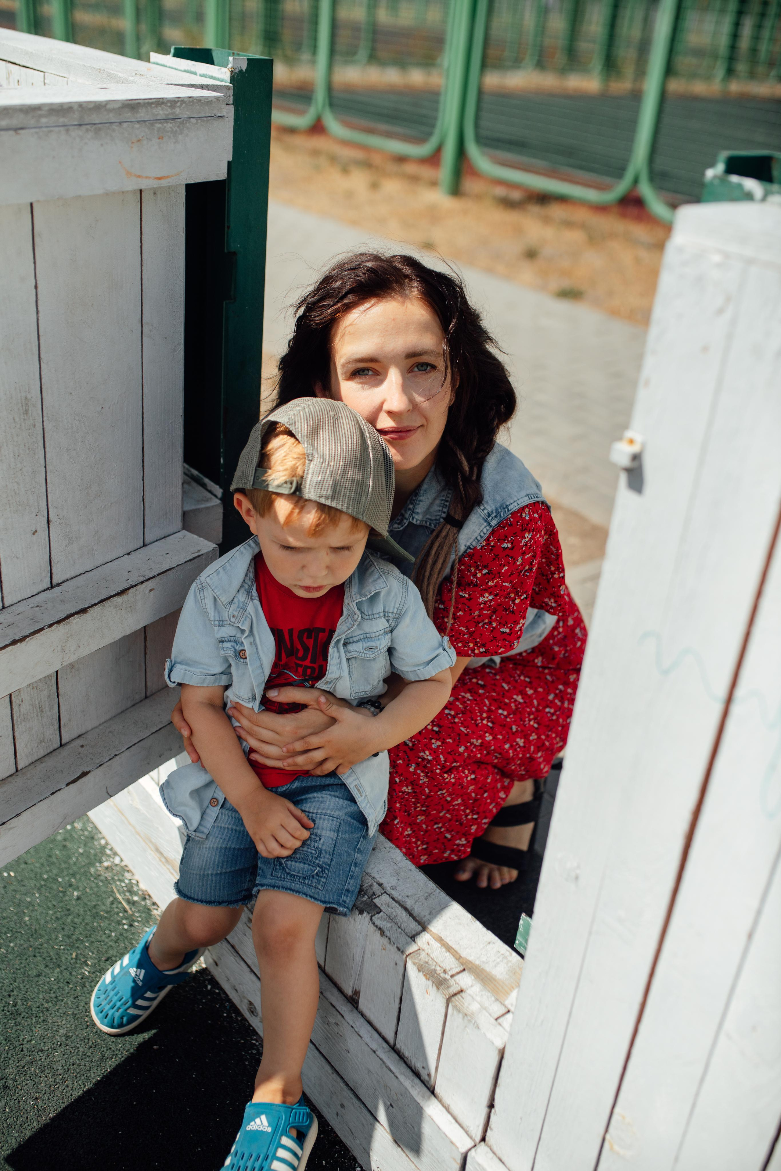 Спортивная площадка, полдень, июнь 2023