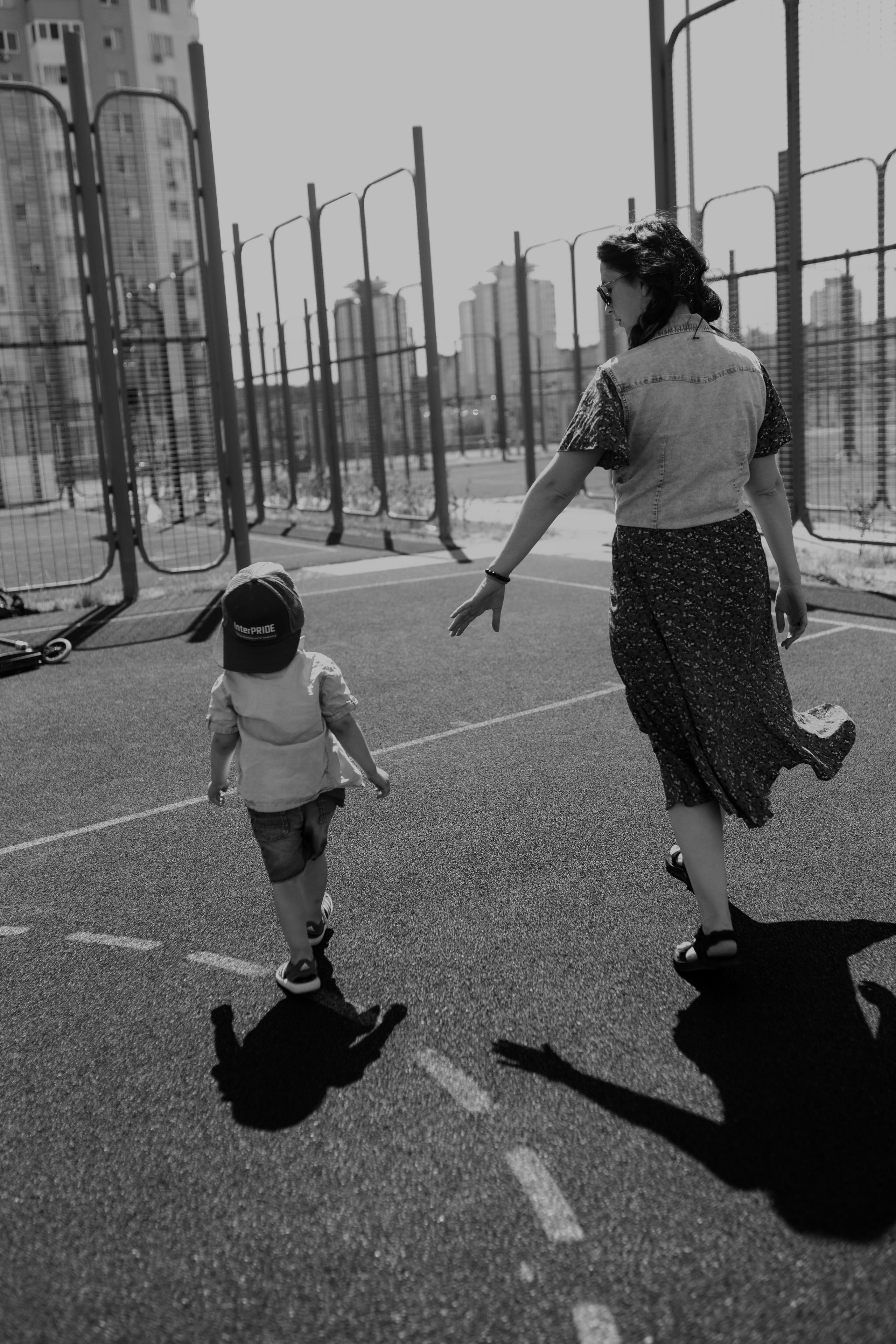 Спортивная площадка, полдень, июнь 2023