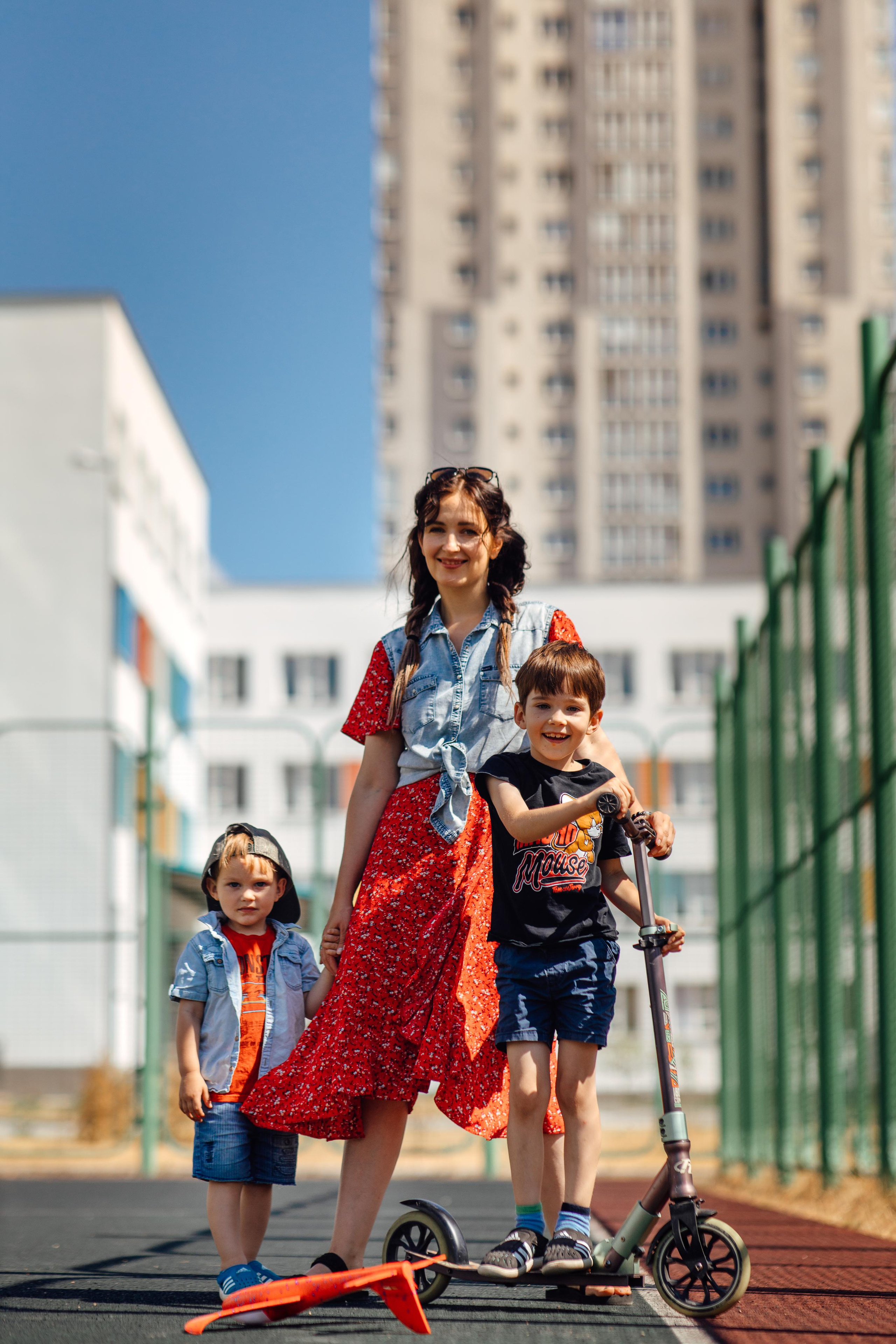 Спортивная площадка, полдень, июнь 2023