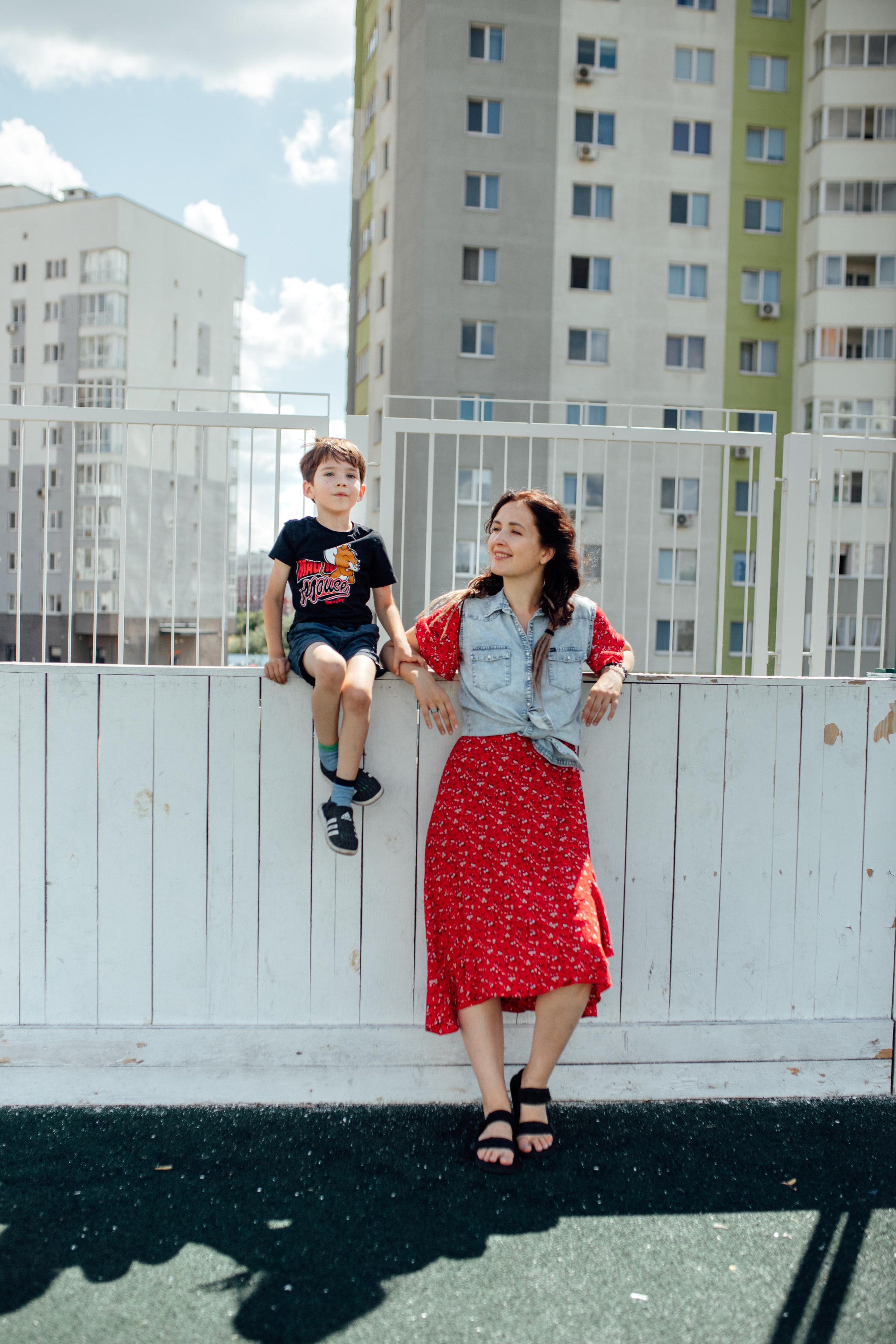 Спортивная площадка, полдень, июнь 2023