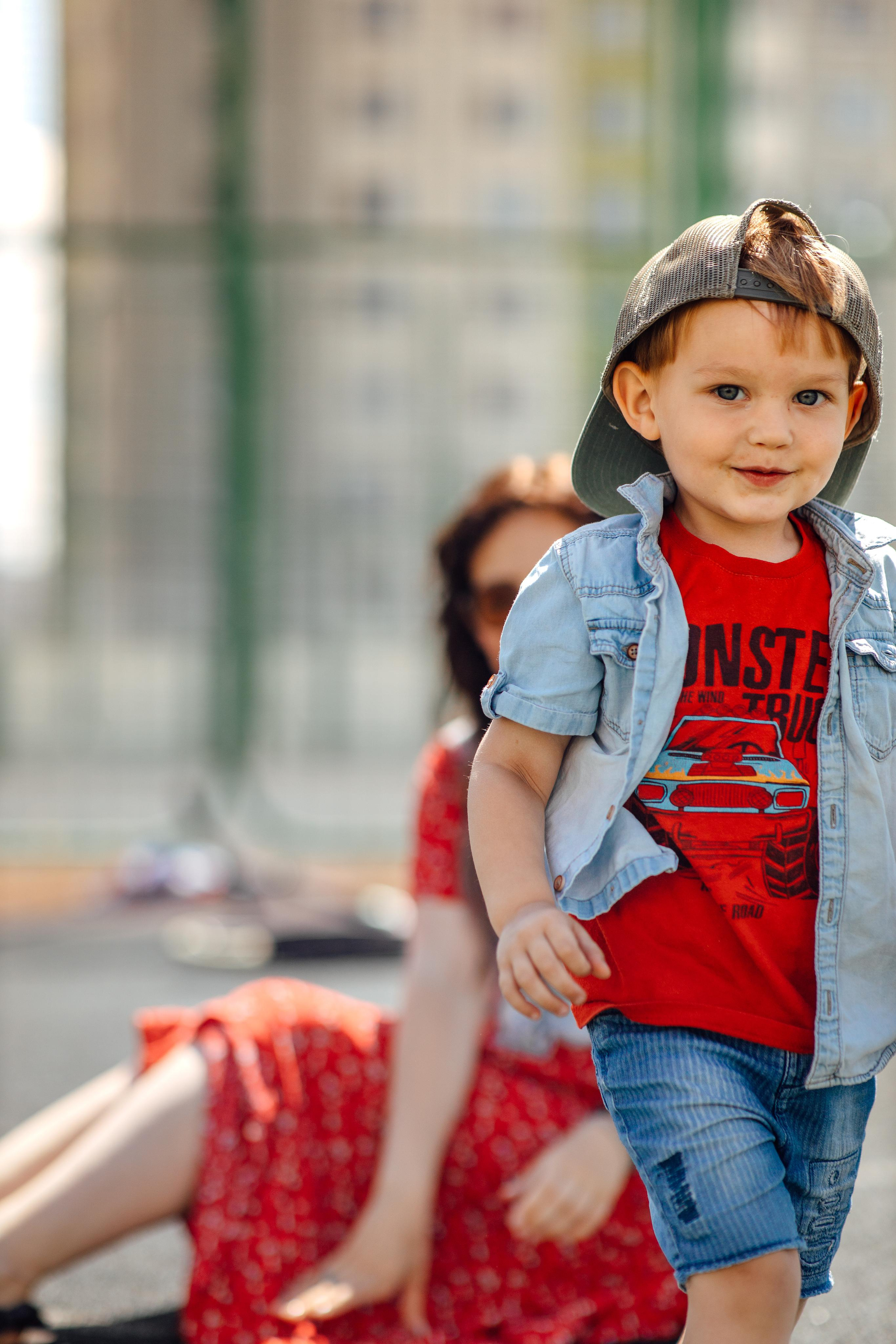 Спортивная площадка, полдень, июнь 2023