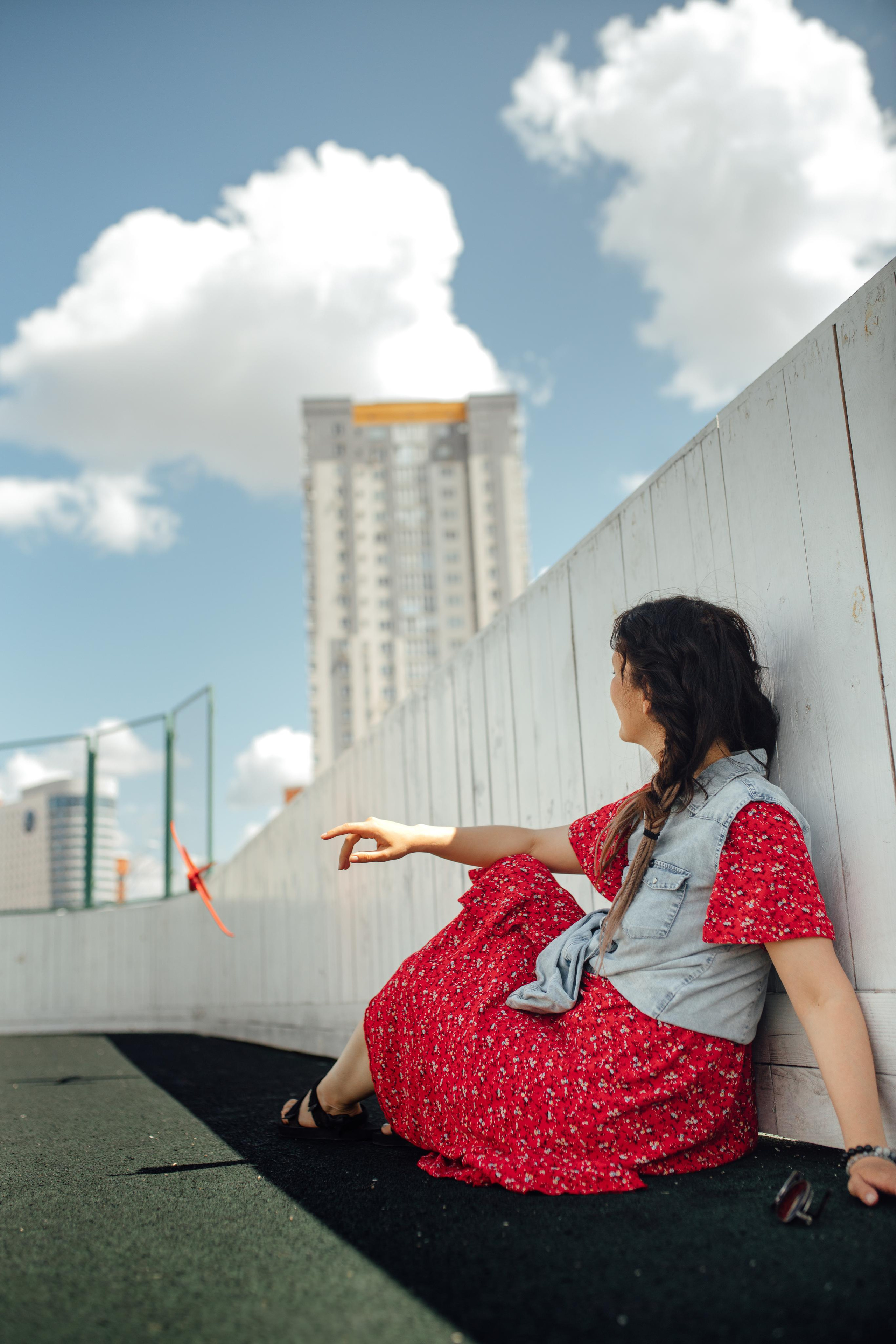 Спортивная площадка, полдень, июнь 2023