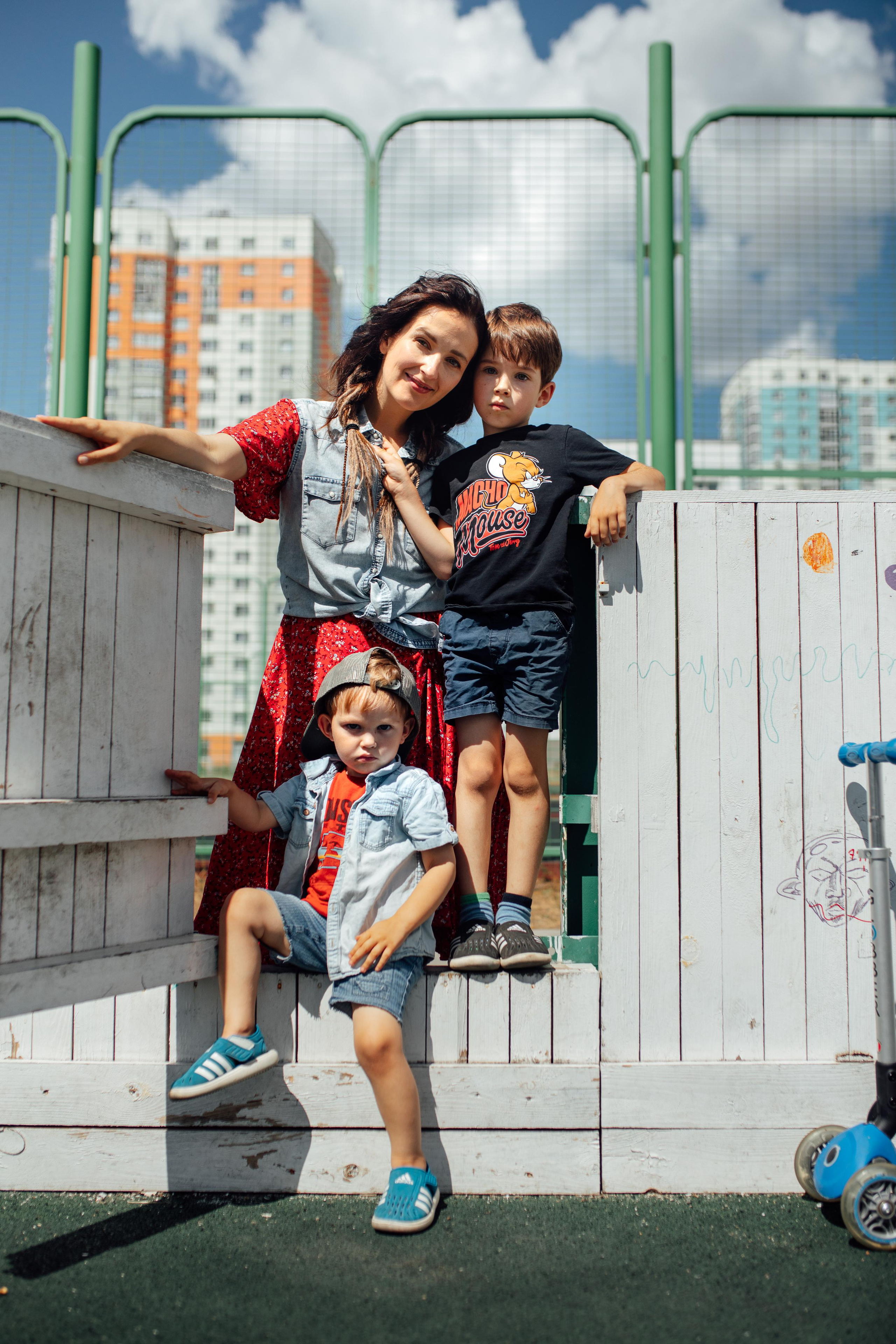 Спортивная площадка, полдень, июнь 2023