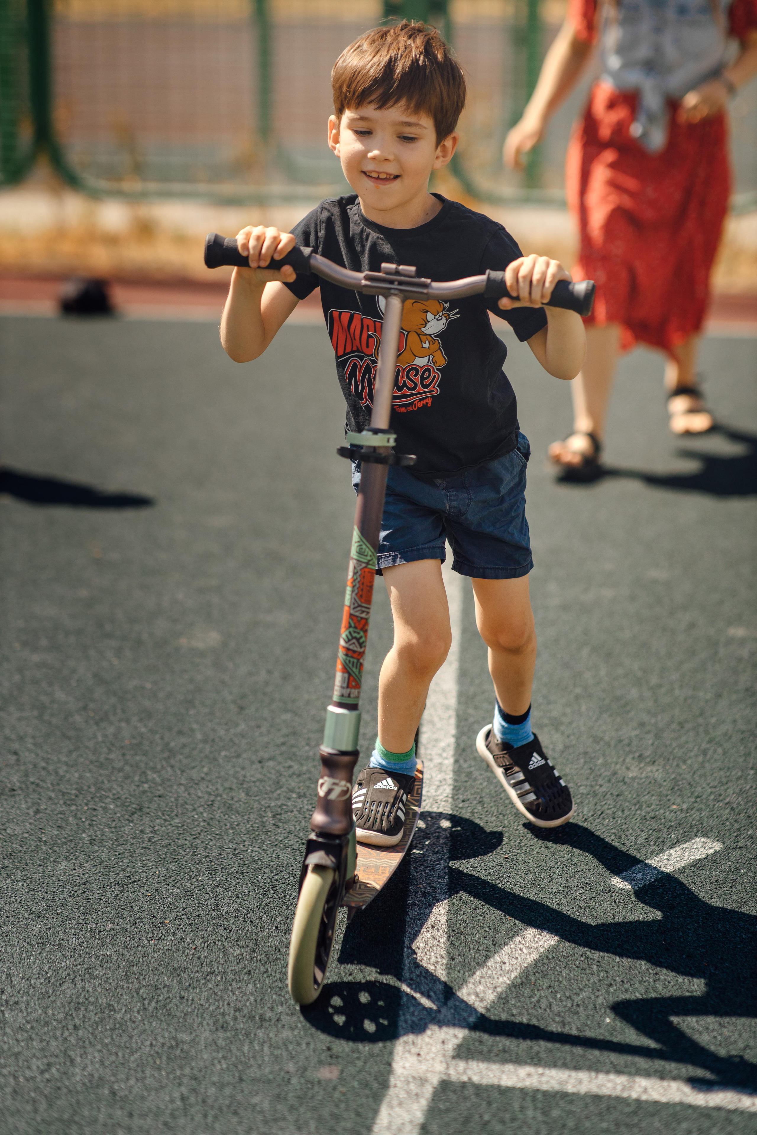 Спортивная площадка, полдень, июнь 2023