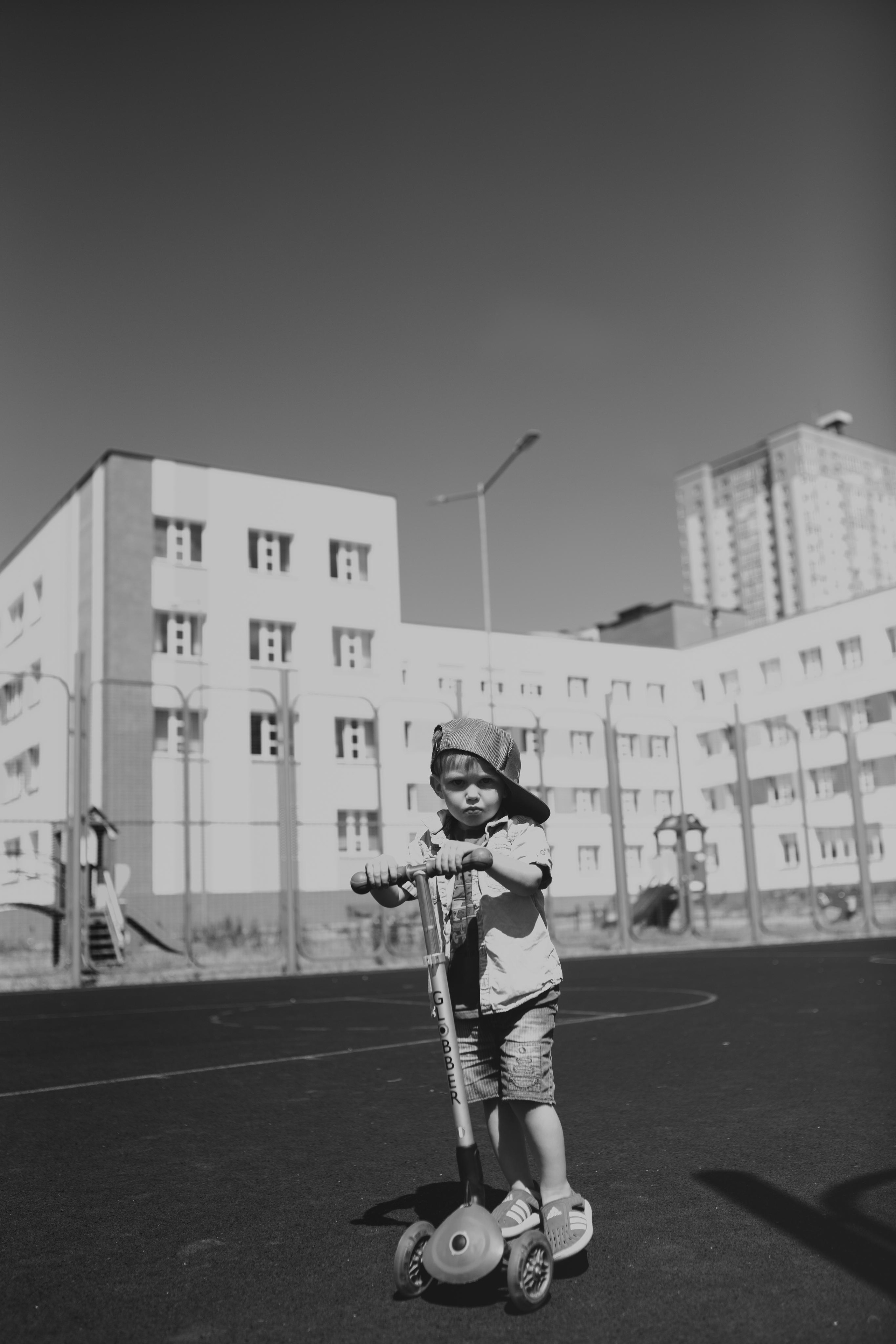 Спортивная площадка, полдень, июнь 2023