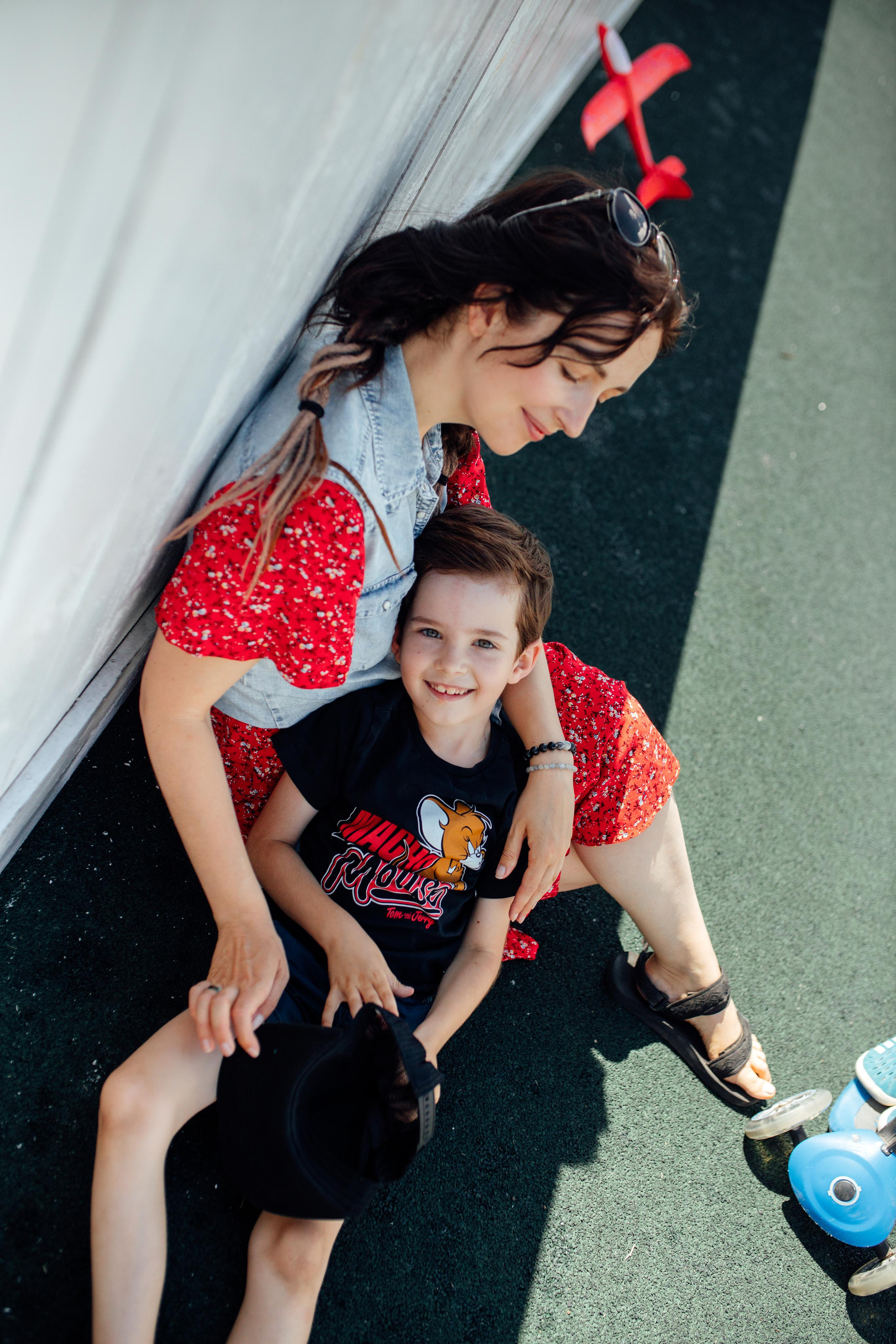 Спортивная площадка, полдень, июнь 2023