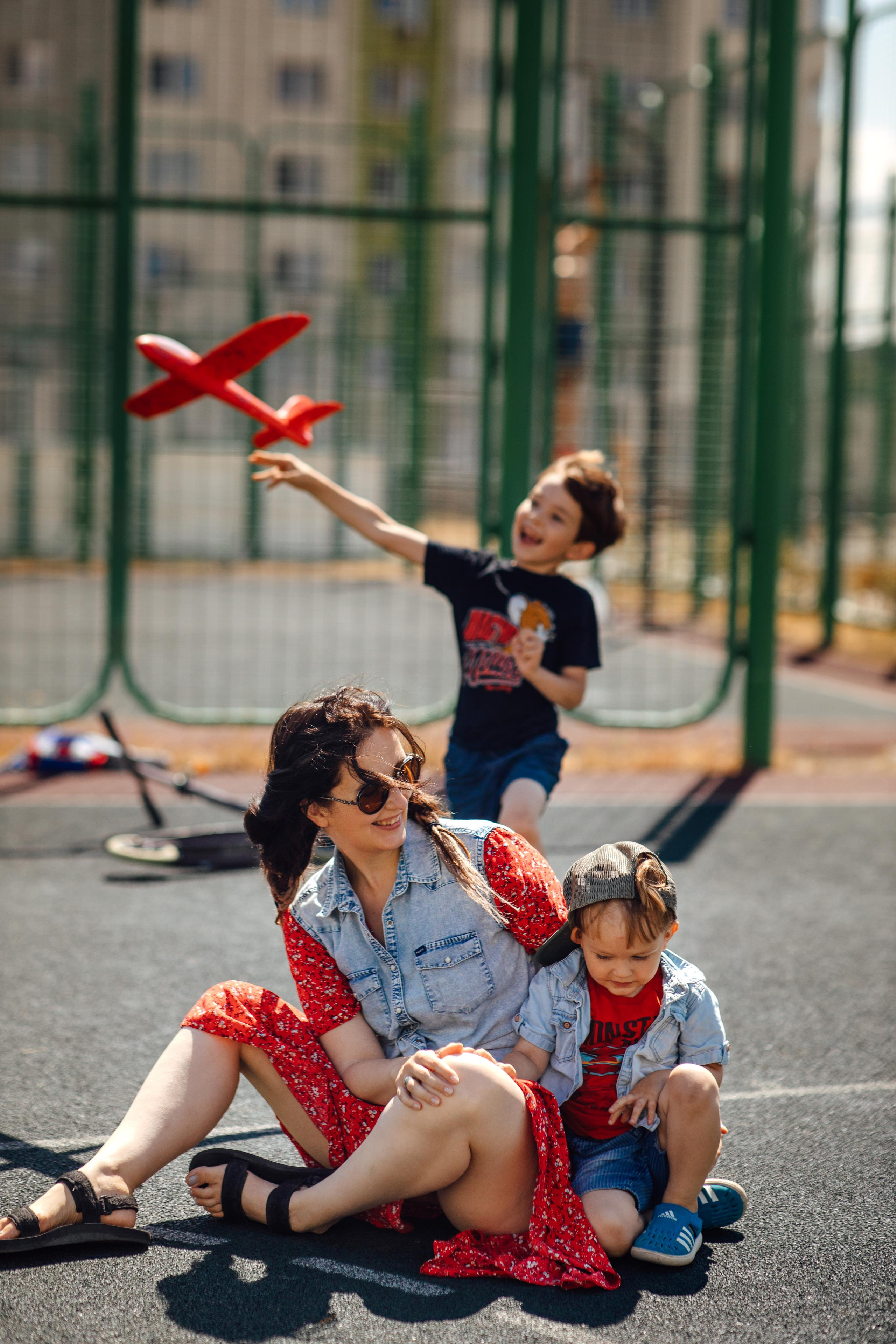 Спортивная площадка, полдень, июнь 2023