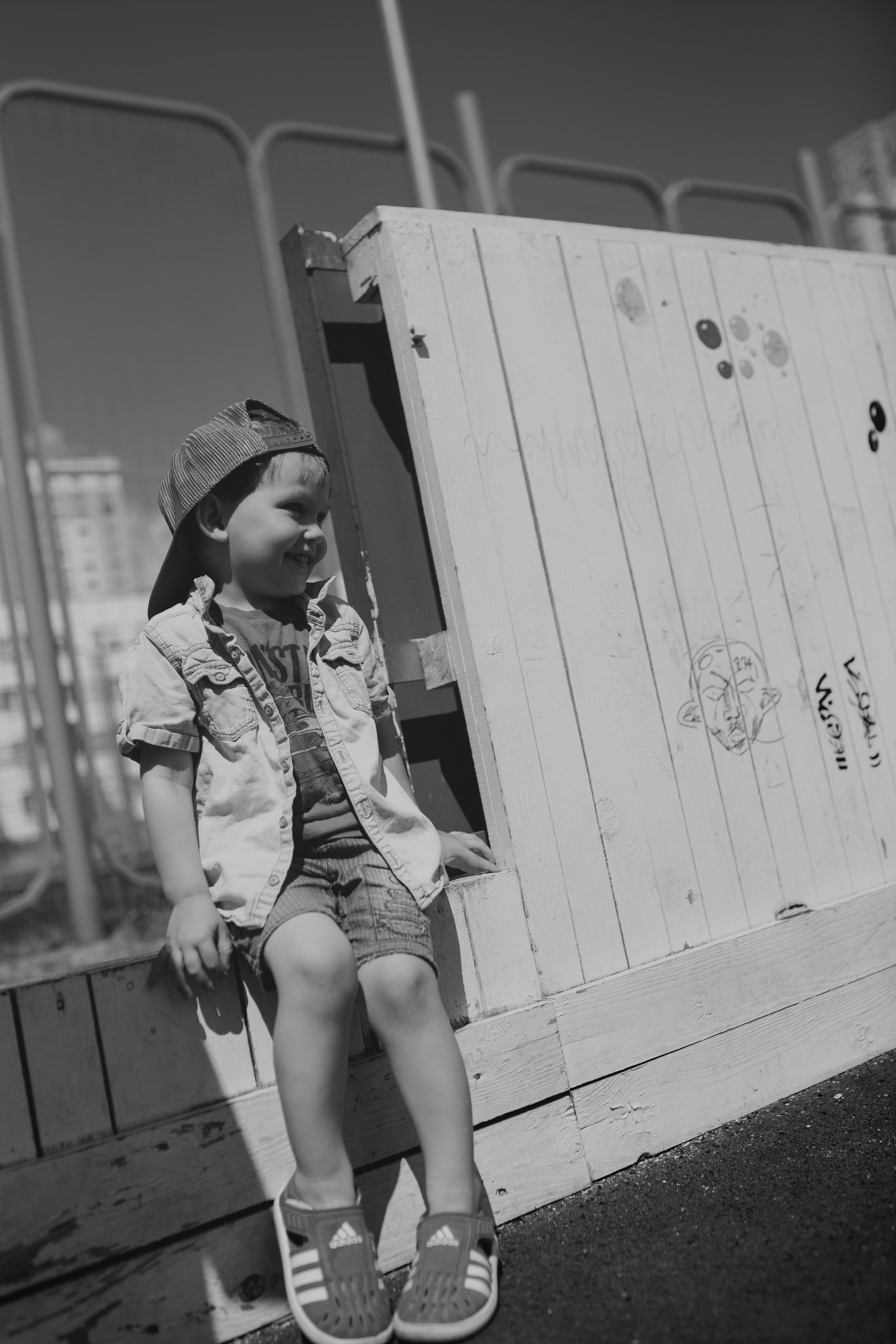 Спортивная площадка, полдень, июнь 2023