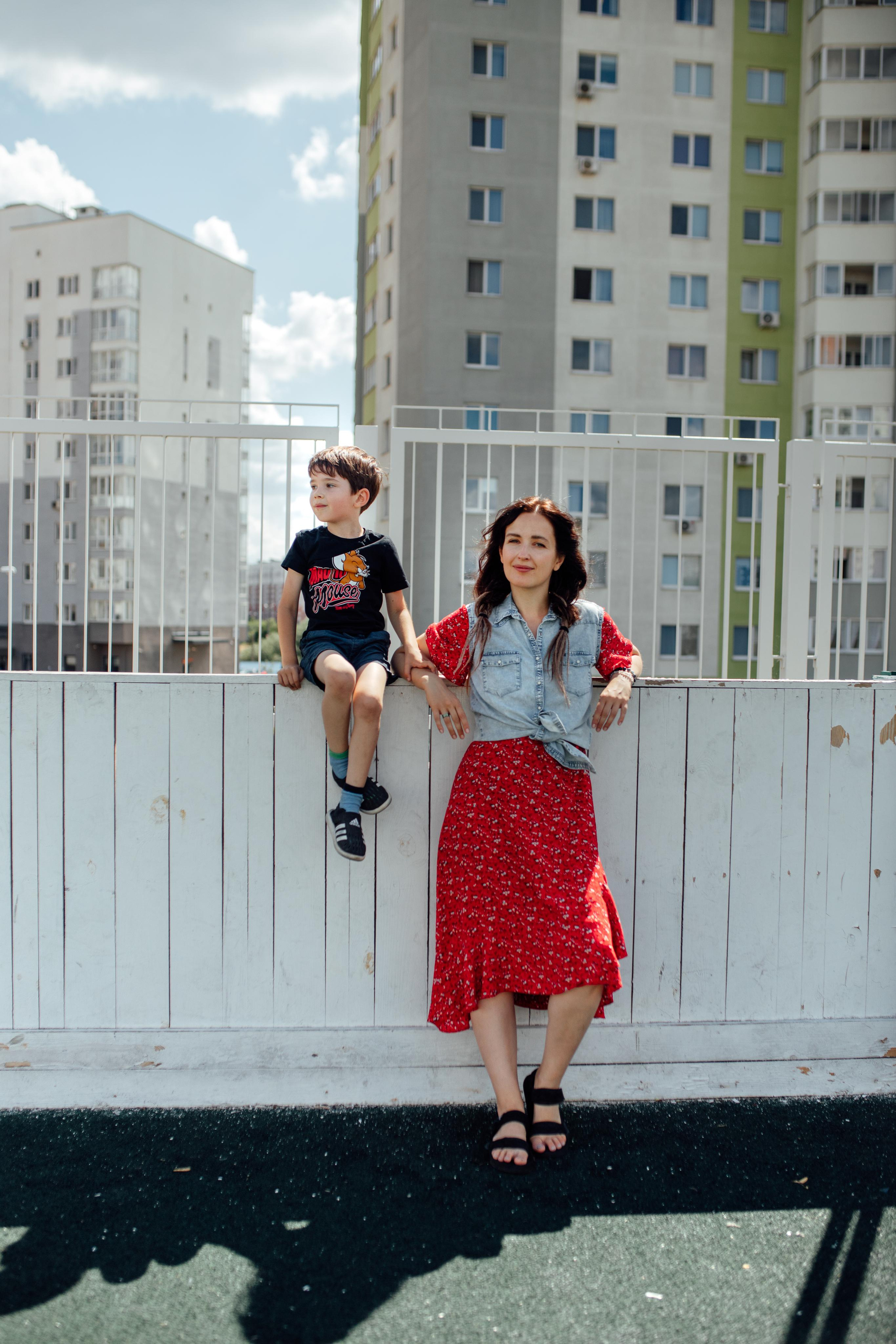 Спортивная площадка, полдень, июнь 2023