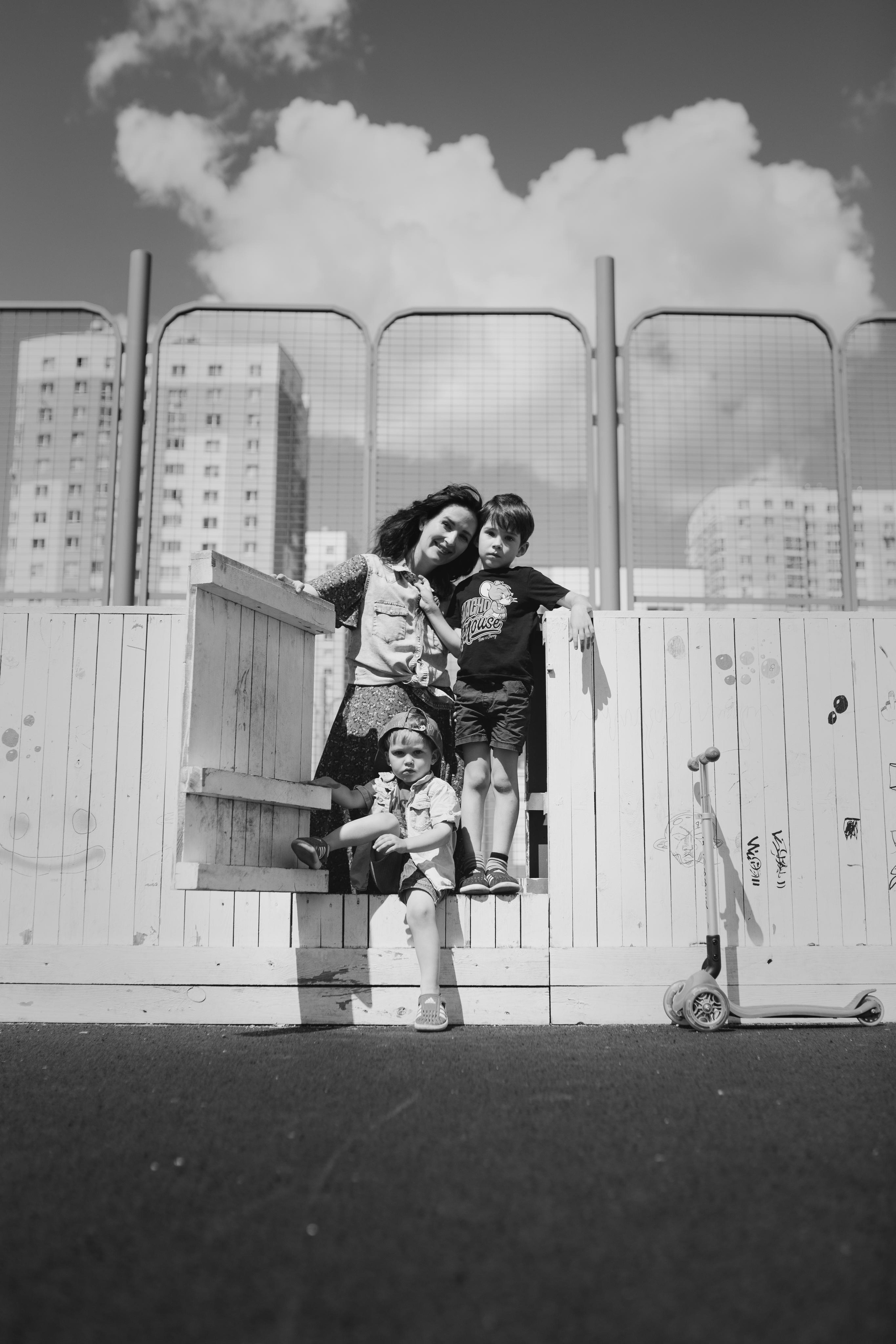 Спортивная площадка, полдень, июнь 2023