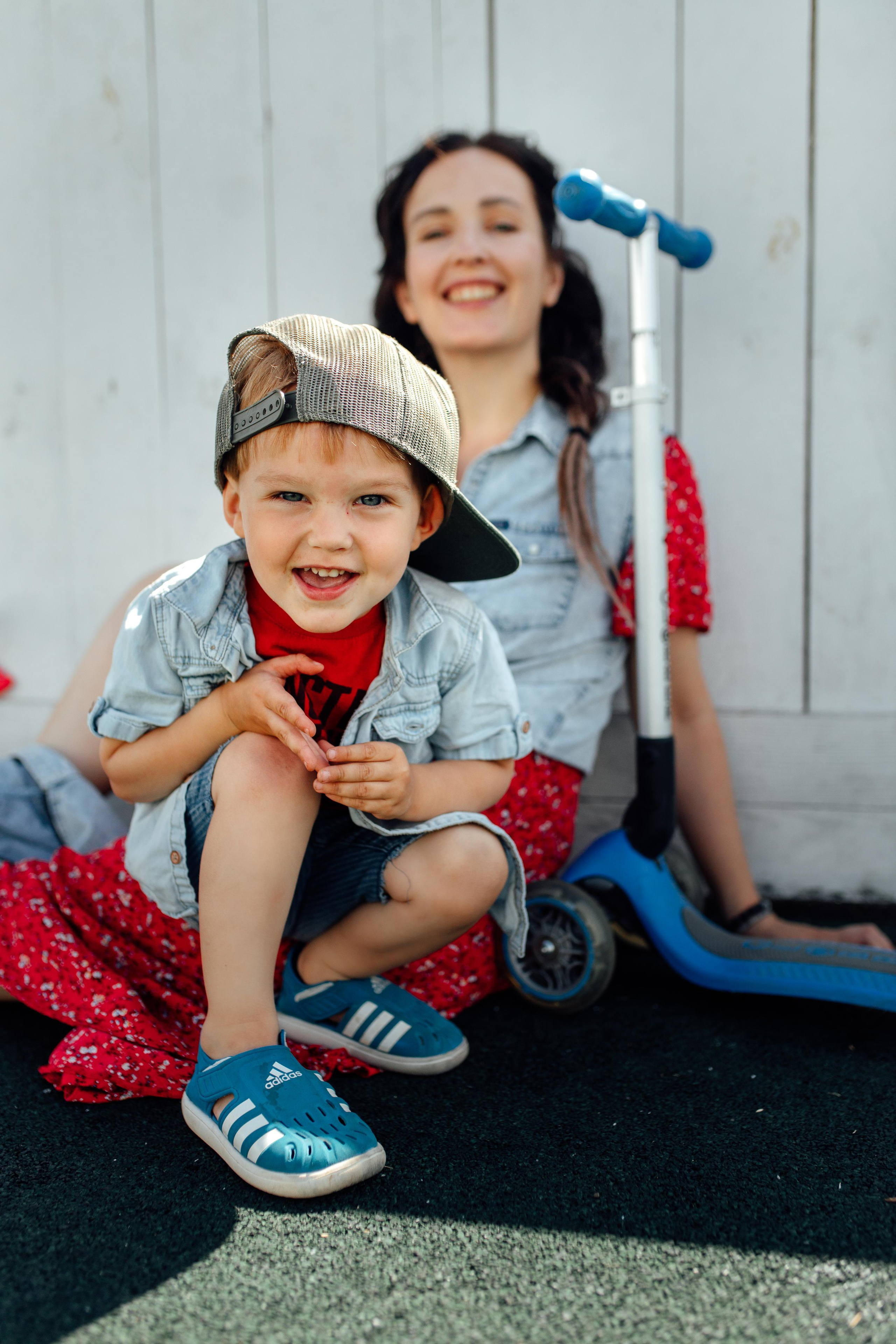 Спортивная площадка, полдень, июнь 2023