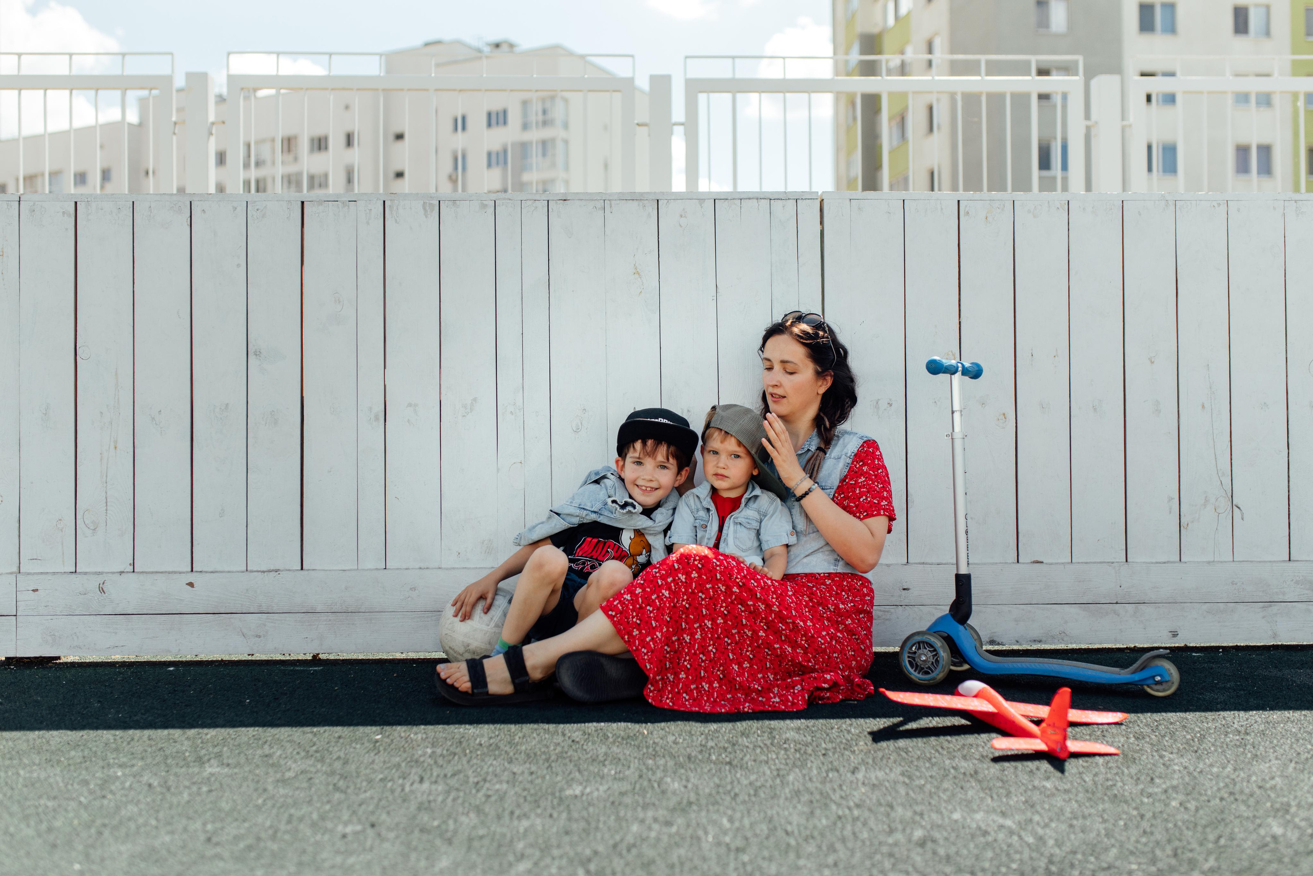 Спортивная площадка, полдень, июнь 2023