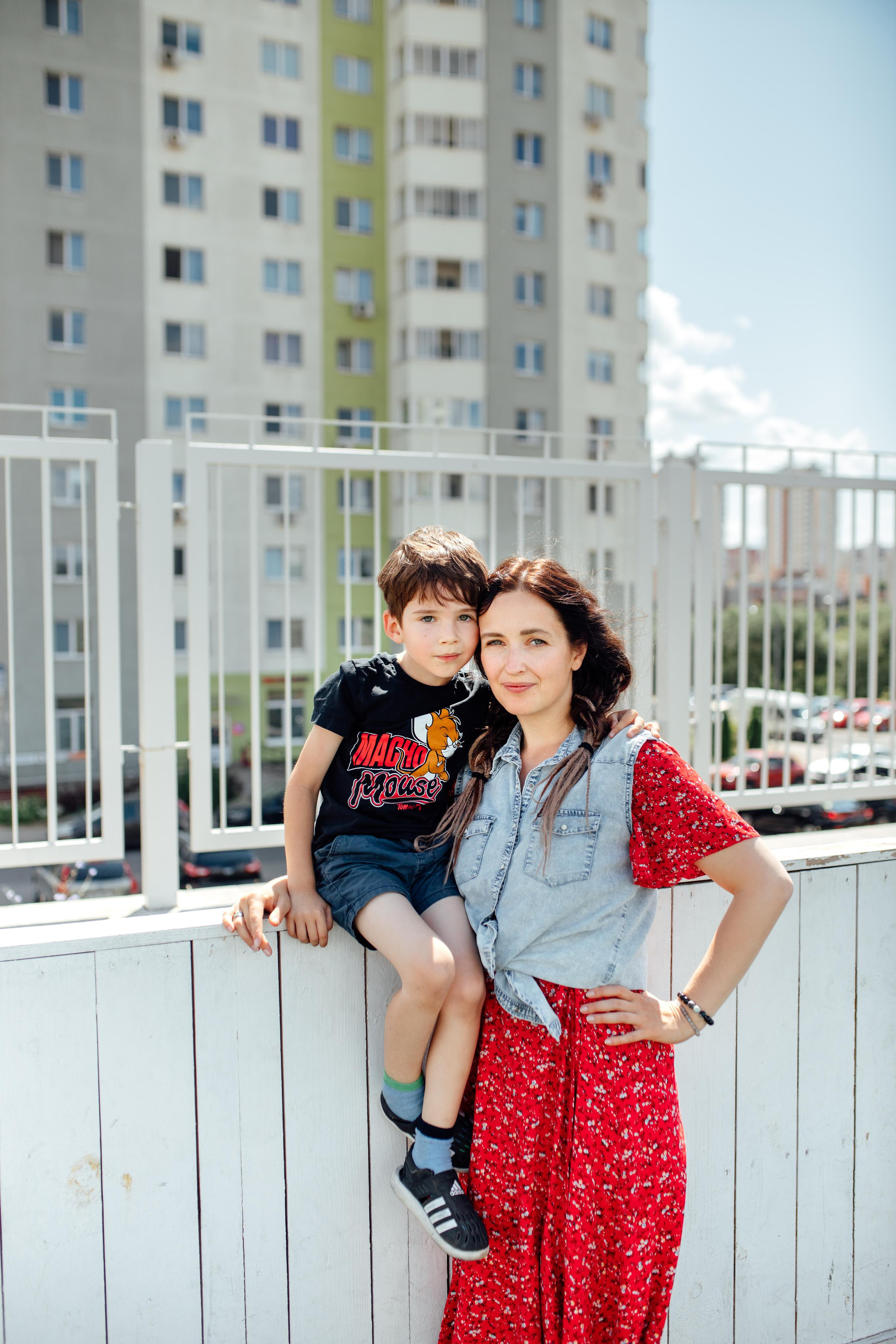 Спортивная площадка, полдень, июнь 2023