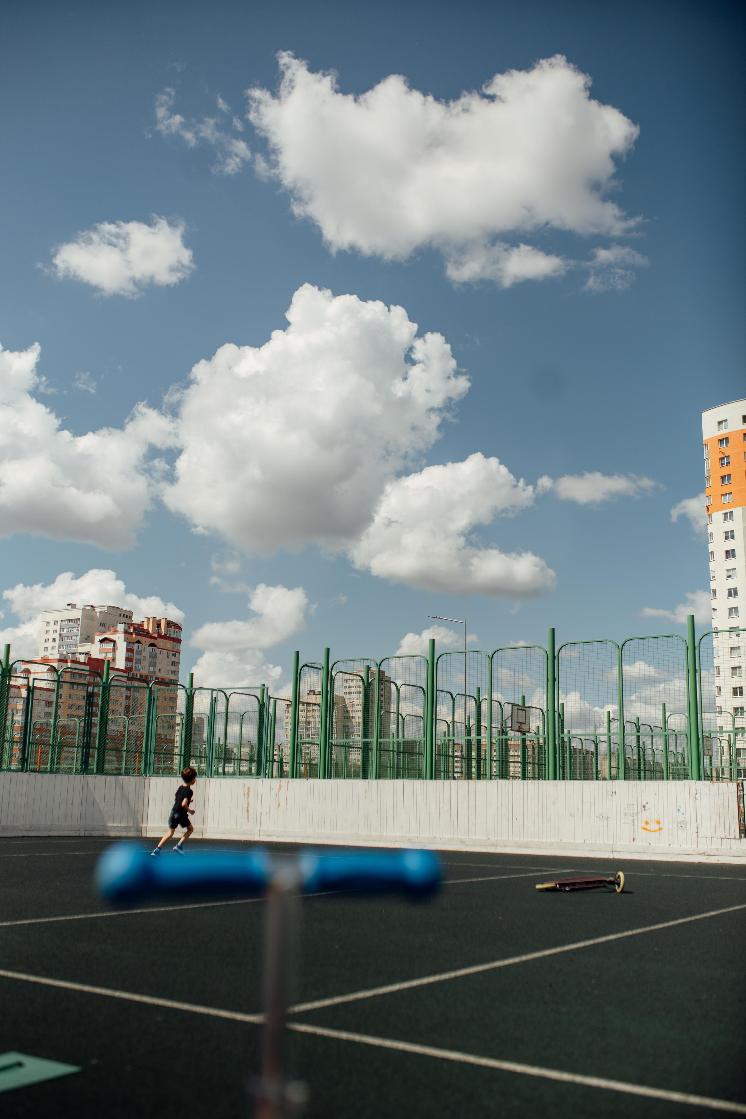 Спортивная площадка, полдень, июнь 2023