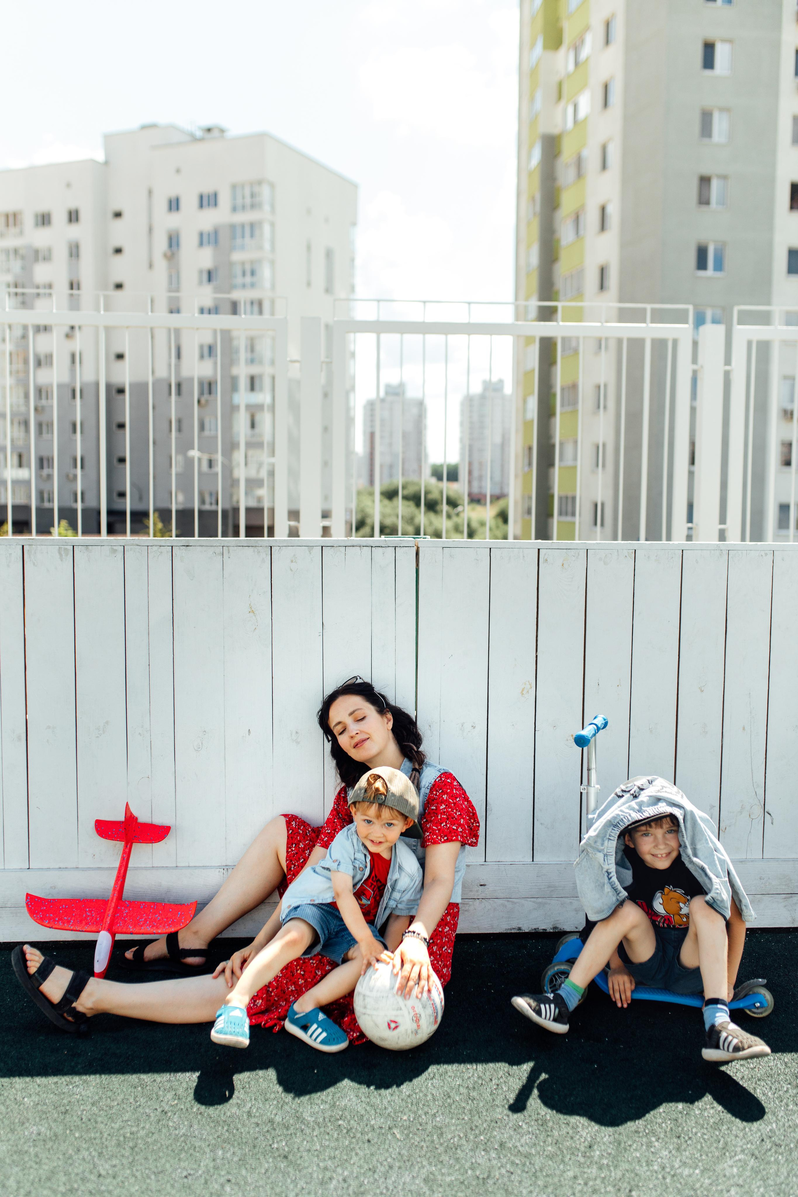 Спортивная площадка, полдень, июнь 2023