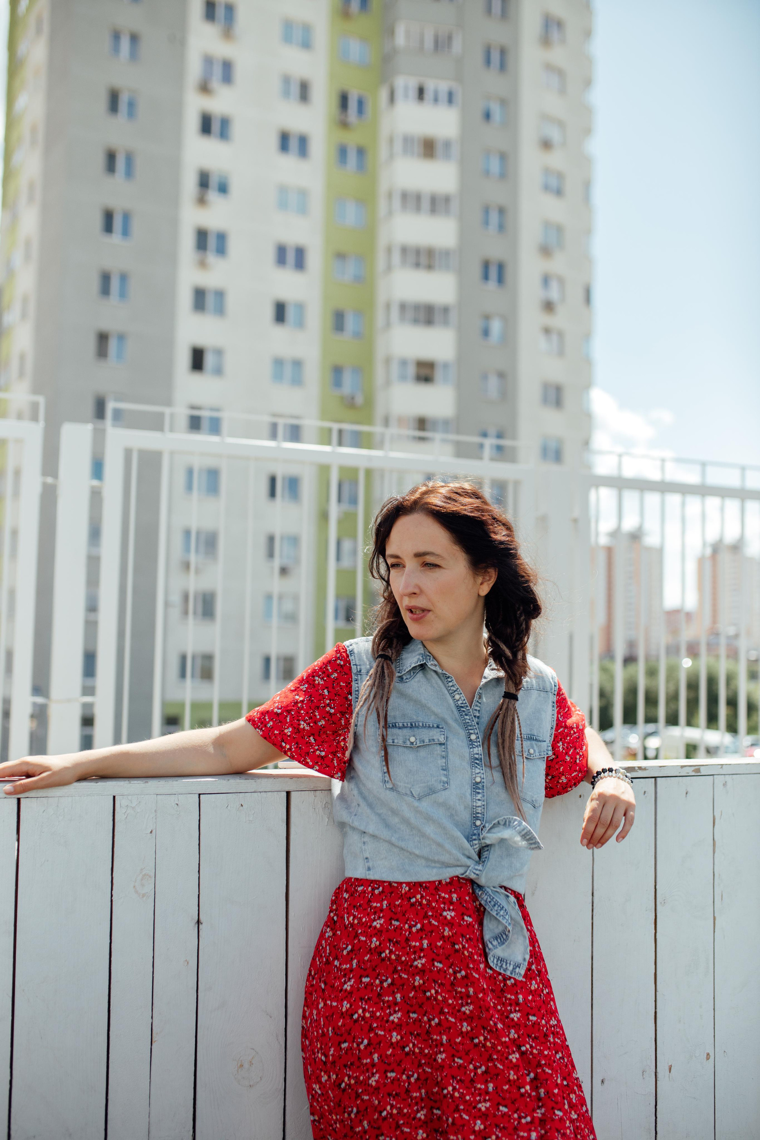 Спортивная площадка, полдень, июнь 2023