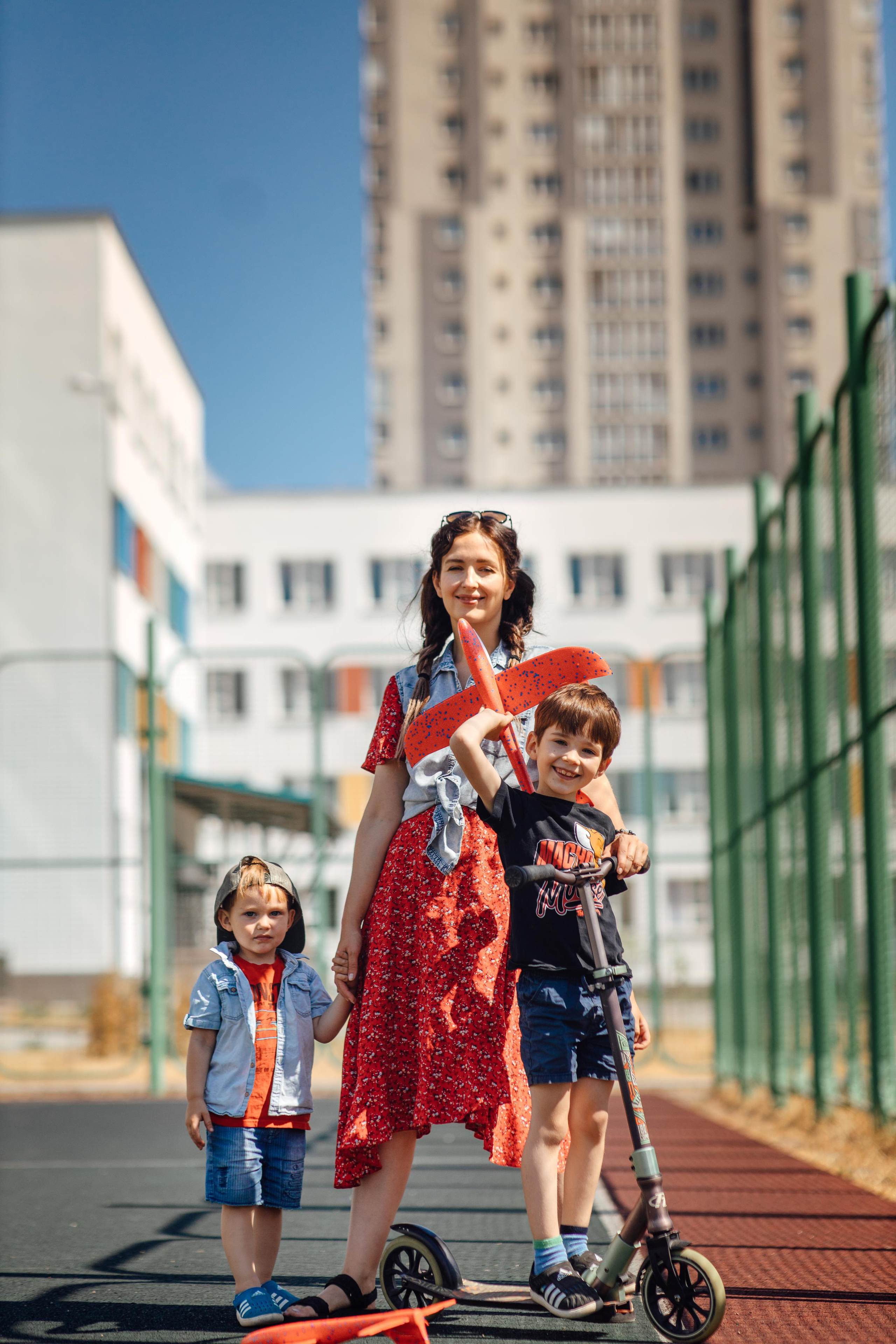 Спортивная площадка, полдень, июнь 2023