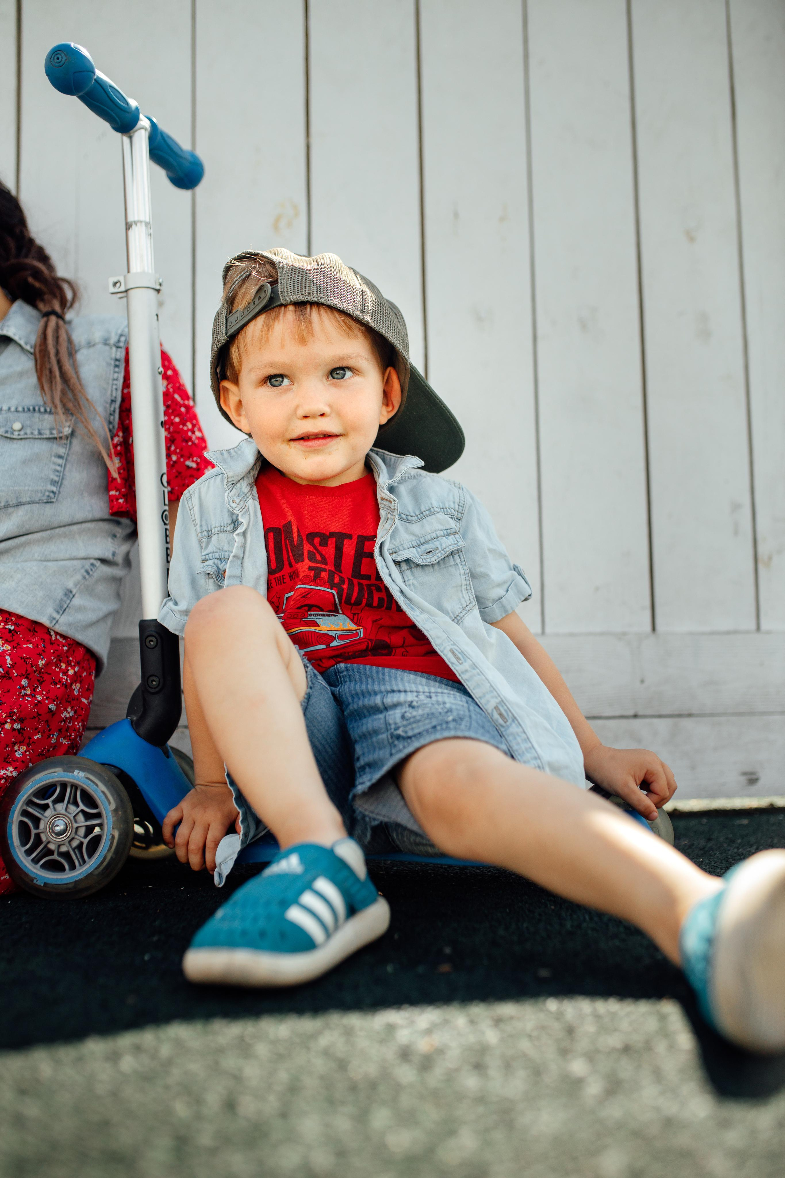 Спортивная площадка, полдень, июнь 2023