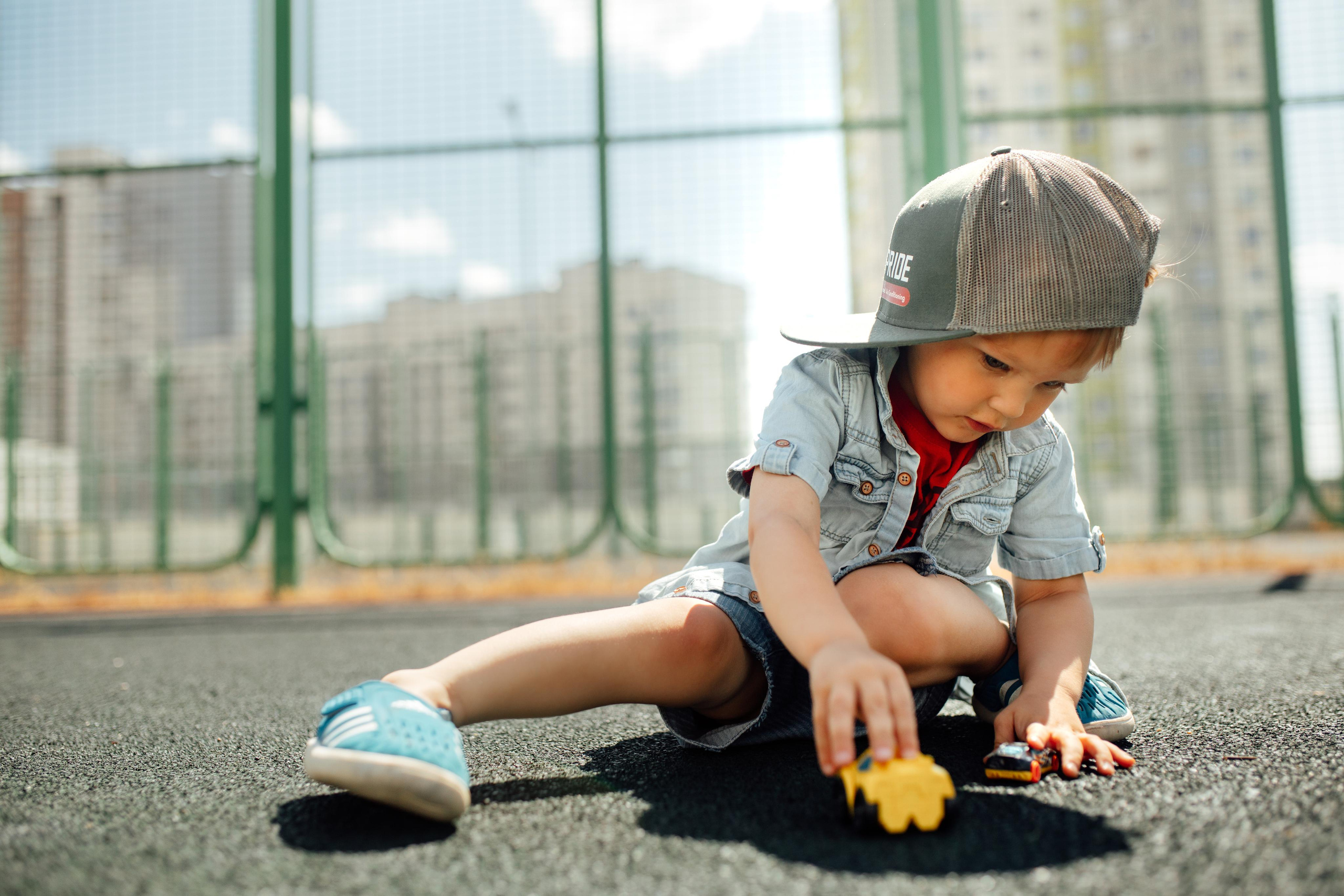 Спортивная площадка, полдень, июнь 2023