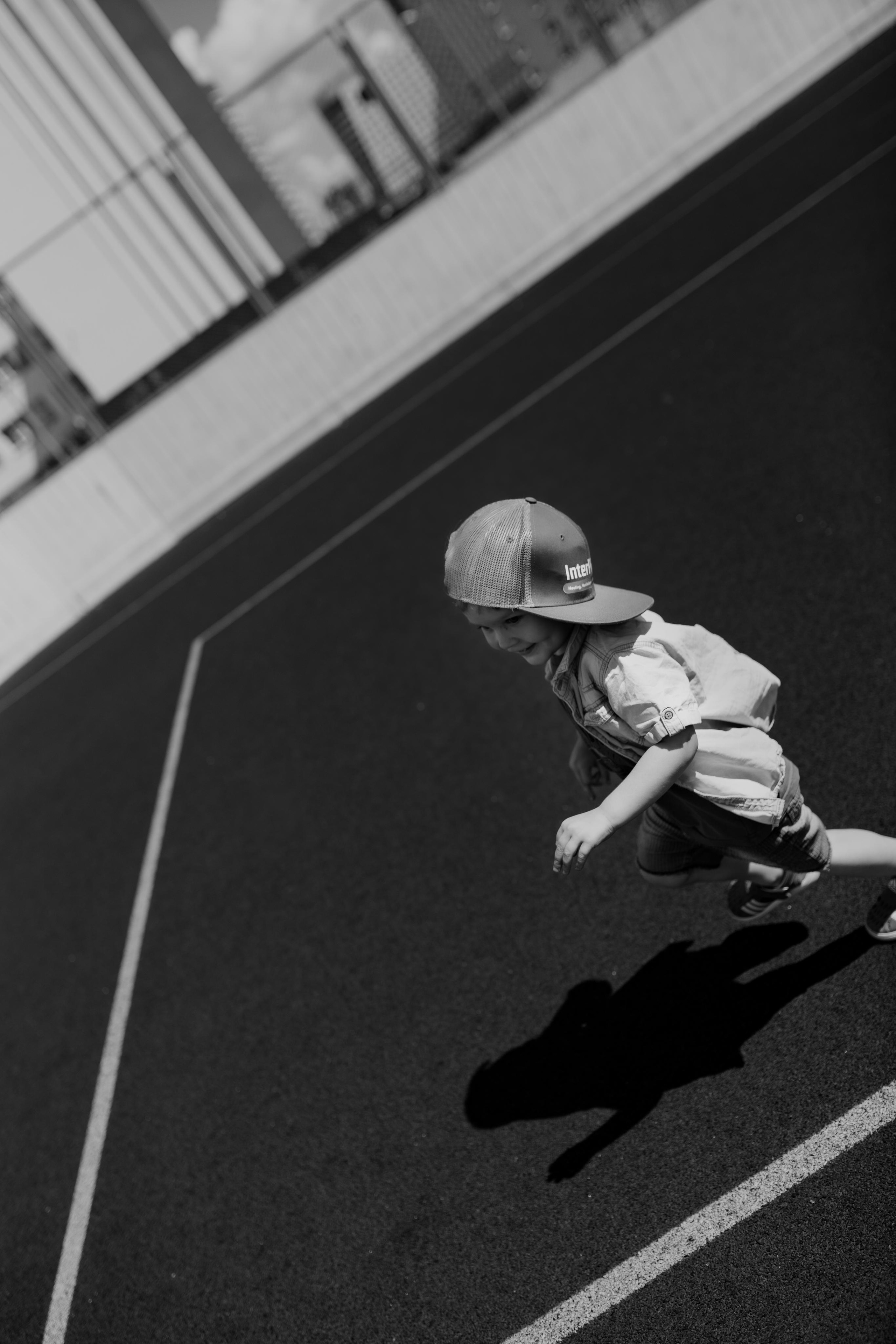 Спортивная площадка, полдень, июнь 2023