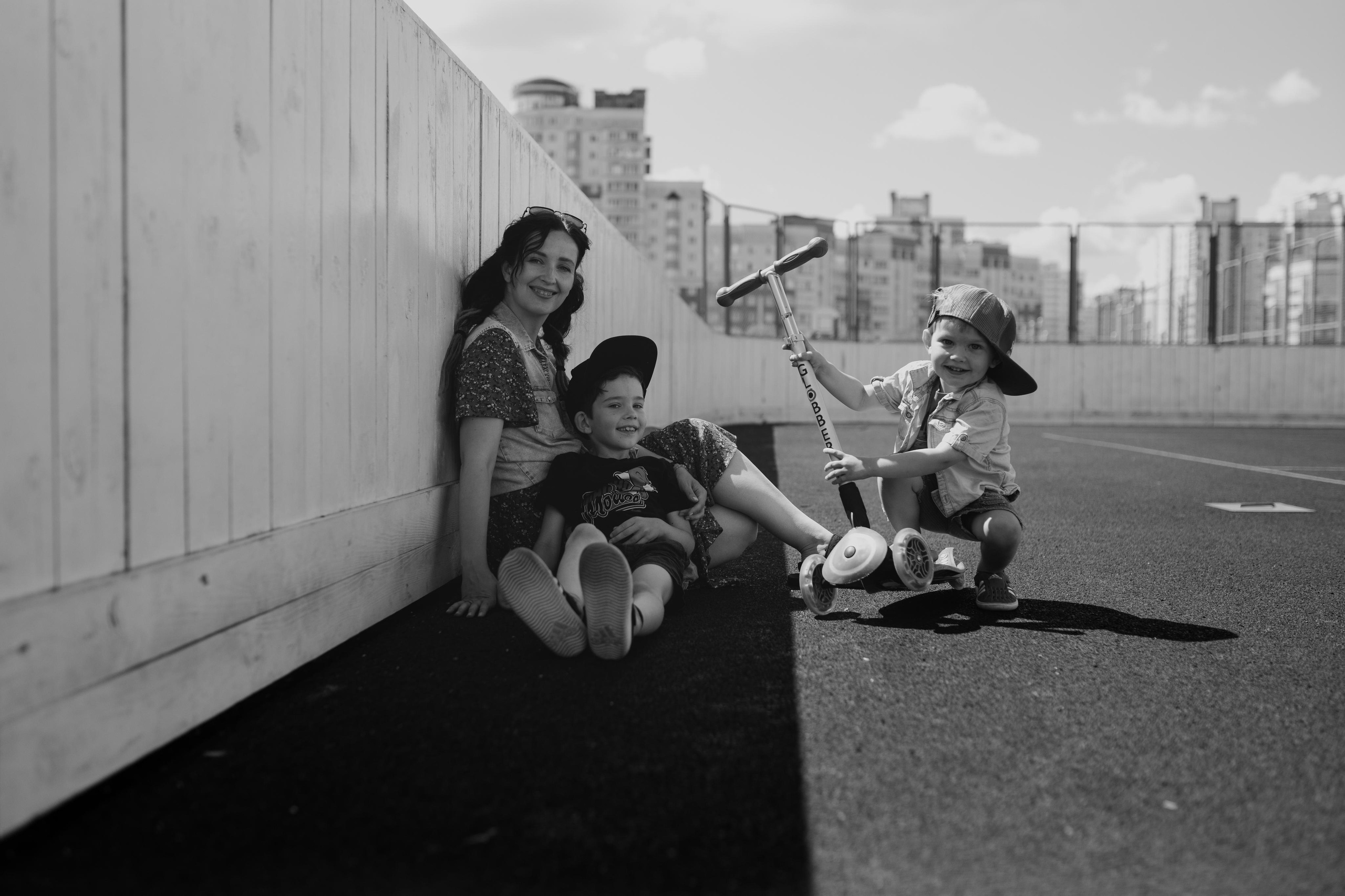 Спортивная площадка, полдень, июнь 2023