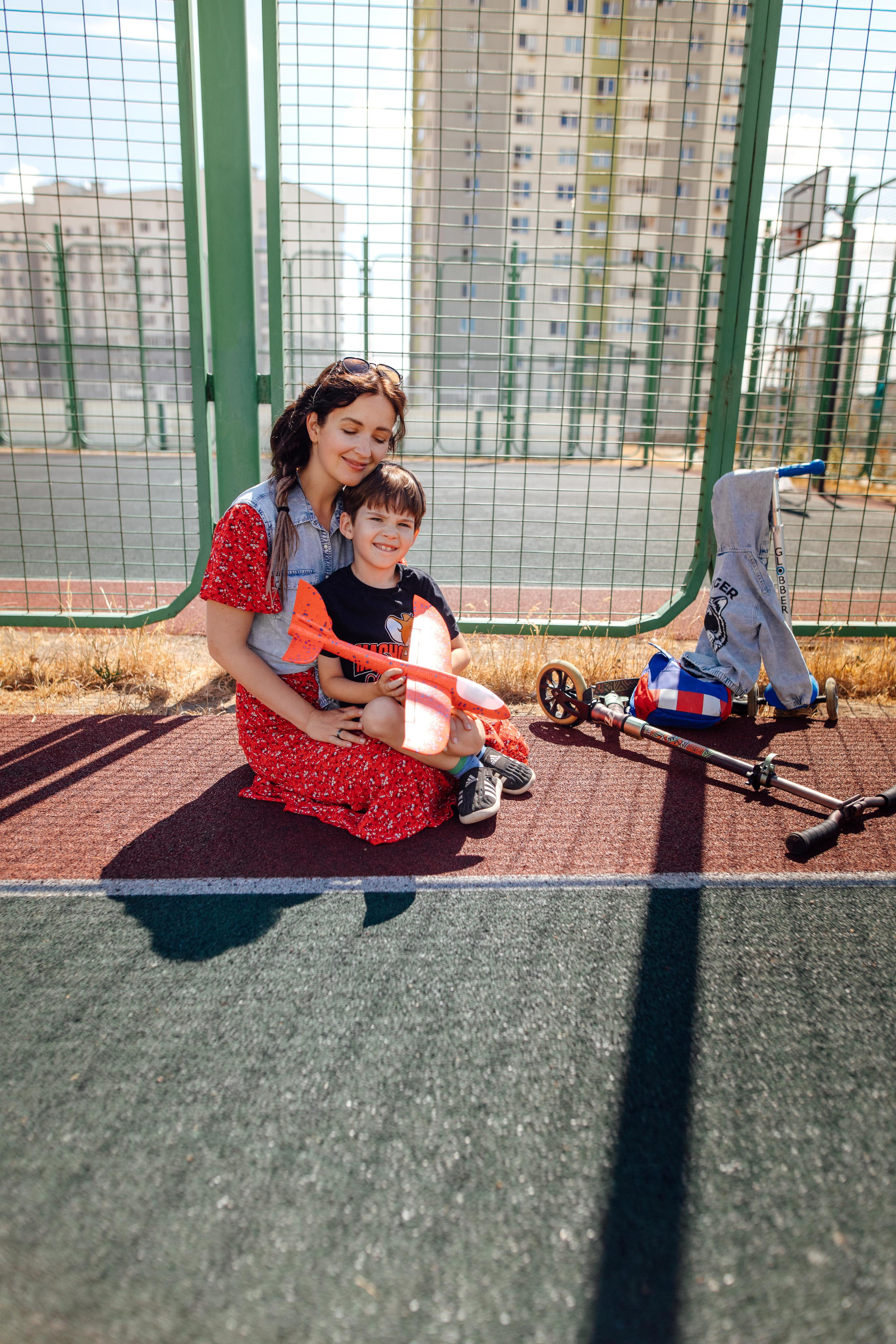 Спортивная площадка, полдень, июнь 2023