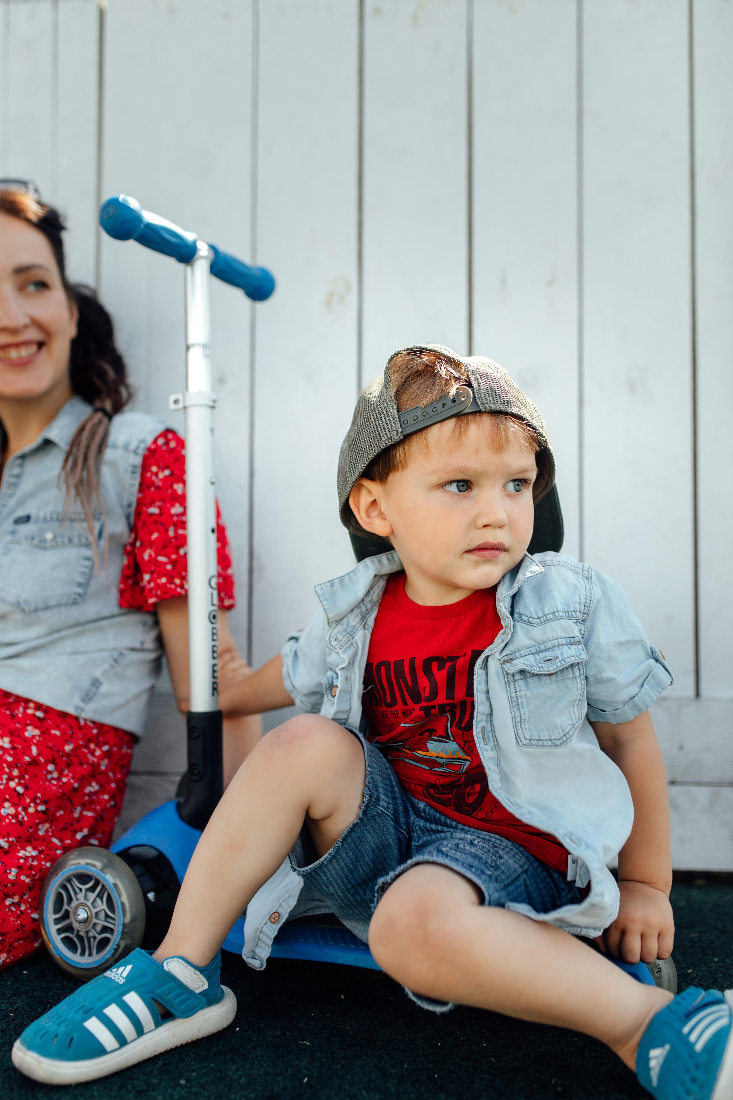 Спортивная площадка, полдень, июнь 2023