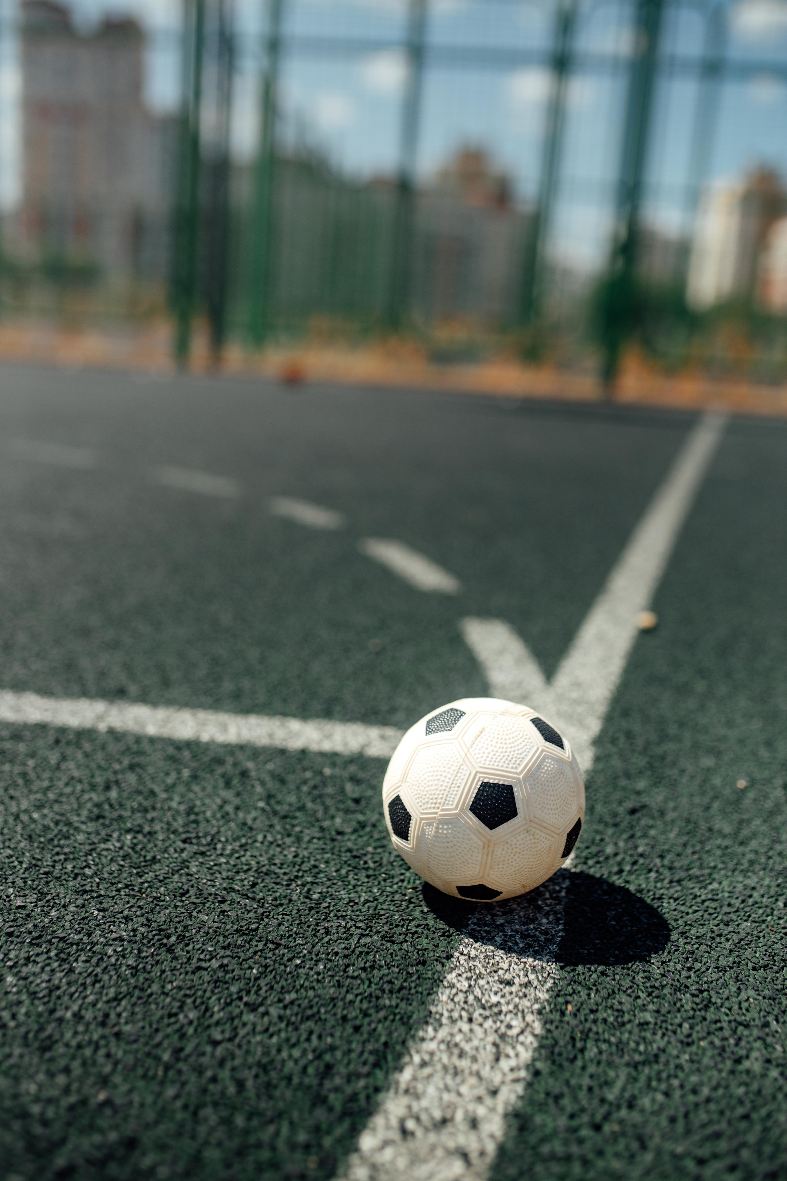 Спортивная площадка, полдень, июнь 2023