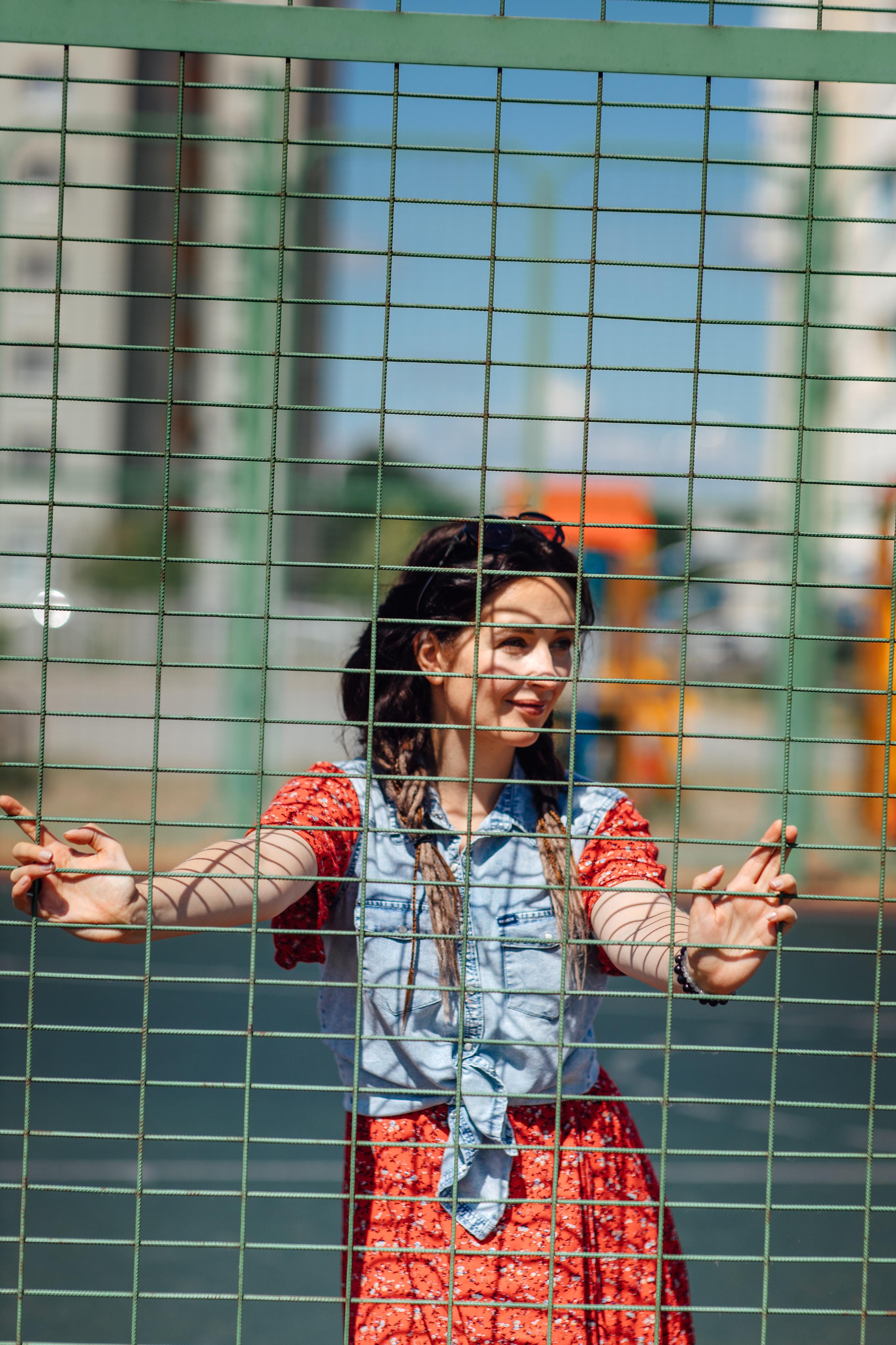 Спортивная площадка, полдень, июнь 2023